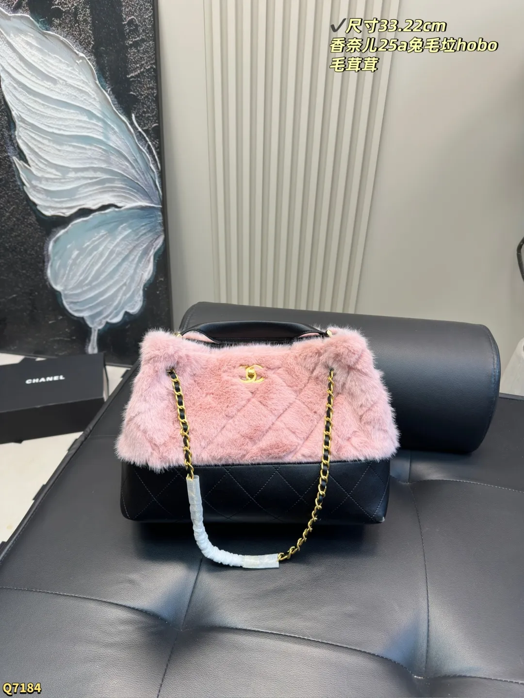 💰200 尺寸33.22cm 香奈儿25a兔毛hobo托特 25A高级手工坊上新 有点东西 早早被预告吸引的一只包包👜 收到实物真的太惊艳了 单肩手提怎么背都好看 而且巨轻！ 这个尺寸150+以上身高都可以背！ 秋冬搭大衣 巨时髦 太适合凹造型了