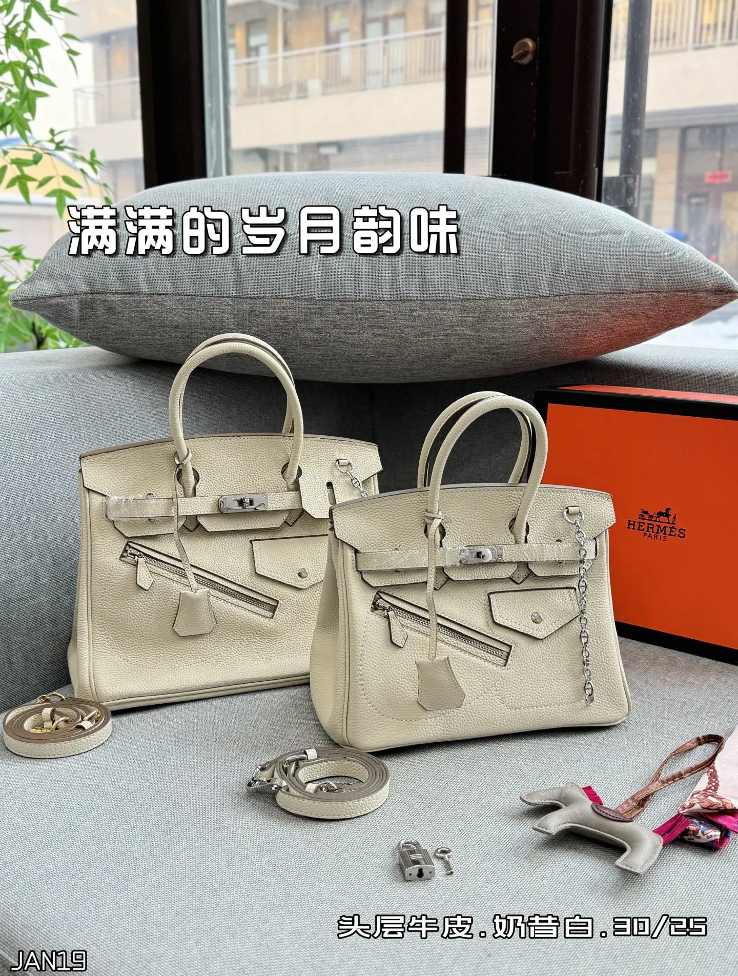 头层牛皮大💰285 头层牛皮小💰265 size：30&times;21.5/25&times;19 HERMES爱马仕 Birkin 机车摇滚风 铂金包手提包 荔枝纹 复古灵魂！口袋拉链牛皮铂金包超迷人 被我挖到宝了！这款中古款口袋拉链头层牛皮铂金包，满满的岁月韵味。 头层牛皮柔软又耐磨，纹理尽显质感。独特口袋拉链设计，方便实用还增添设计感。 背上它，瞬间变身复古女郎，日常通勤、约会出街，轻松成为焦点，简直是提升气质的神器。