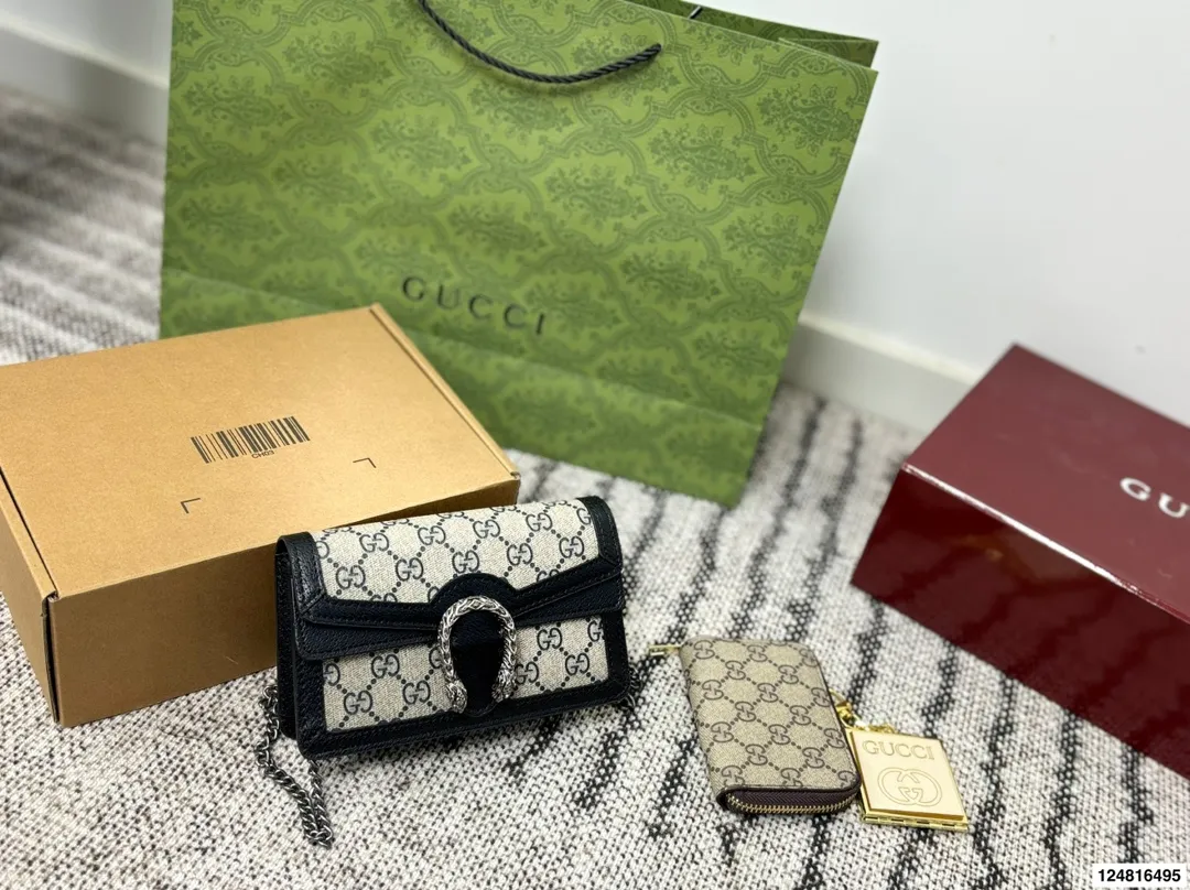 p165 配折叠礼盒 Gucci 新配色 燕麦色 Nano 酒神 新品 Zp售价¥27,400 如果包包只能选一个你们就买这个迷你酒神就可以了 我给你们种草图 看看他有多a多飒 女孩的本命包 复古系列更让年轻女孩们心动💓 装不了东西没关系 好看就行了!! 尺寸:17*10