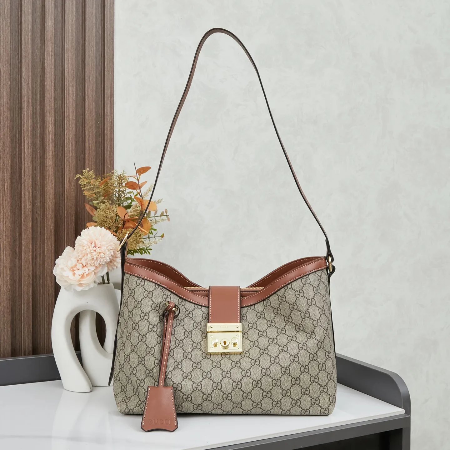 🌟新款上新💰208包邮❗ 🔥2025春夏系列精彩呈献手袋新作!Padlock系列推出多款背携方式多样的时尚包款,为2025早秋系列增色添彩。这款肩背包设有一个带拉链袋的中间隔层,配以织带衬里,让人不禁联想起品牌标志性图案。独家专业十年打造专柜顶级品质👏👏 型号🌟839021棕色 尺寸🌟宽29x高23.5x测宽15.5cm