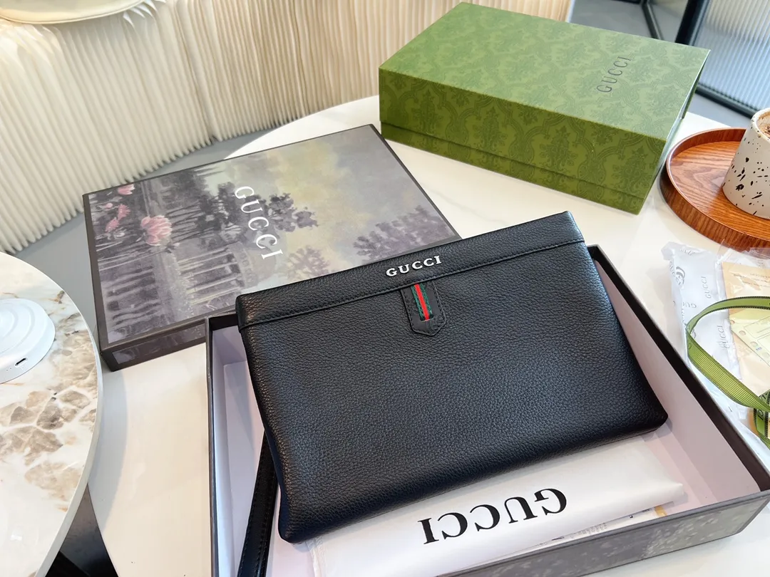 ❤️p115(礼盒包装)❤️牛皮 gucci 男士经典手包 细节实拍这个应该是古驰男士手拿包里面卖的最好的产品之一了第一是因为外表颜值~整体经典第二是因为大小宽度,非常能装东西 车钥匙、家里钥匙,大串大串地都没问题~日常办公材料啊甚至鼠标也是可以的! 性价比特别高~非常推荐!尺寸28.18