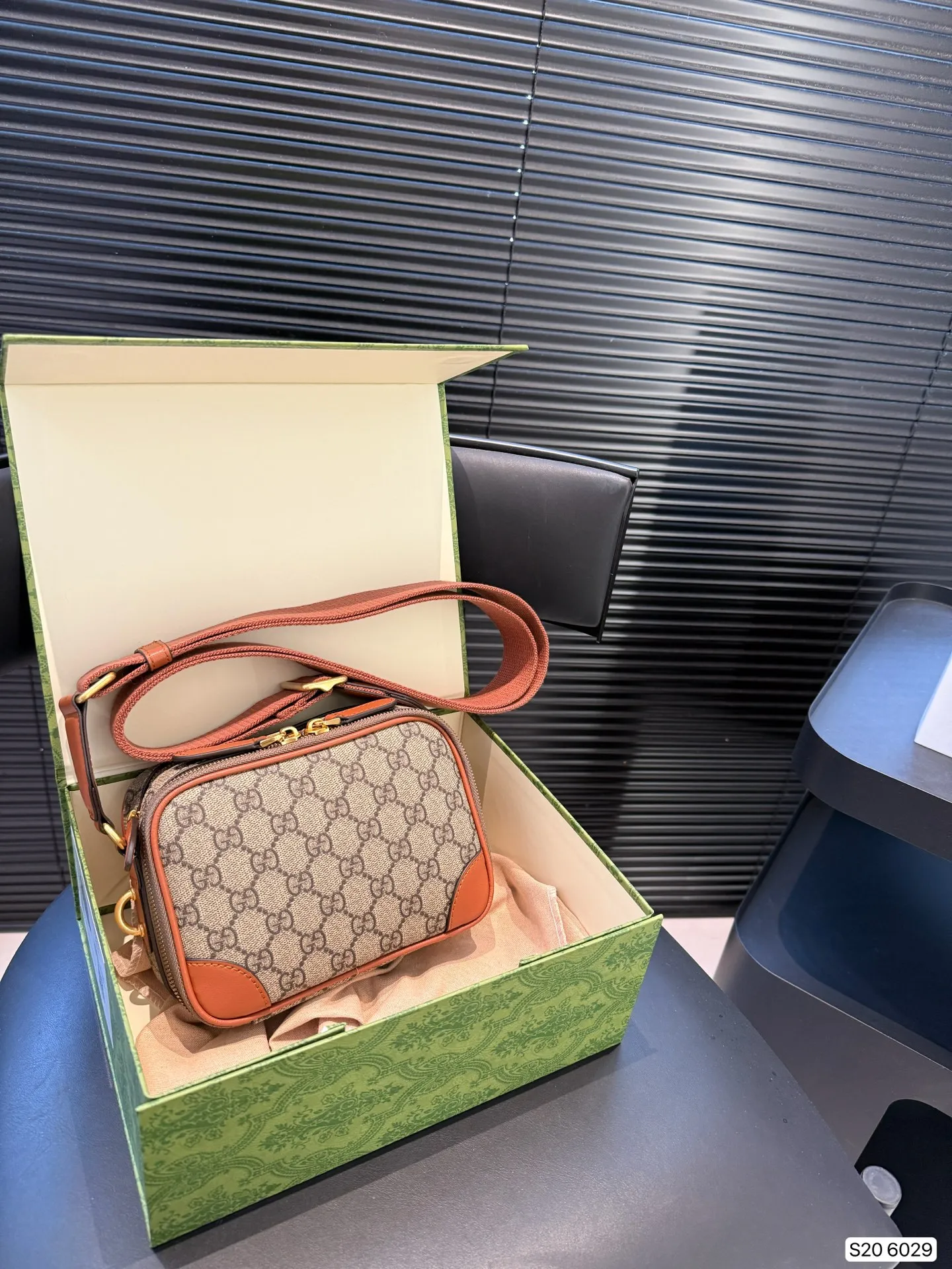 P150 Lv男士邮差 男包分享0LouisVuitton单肩包 路易威登LouisVuitton比起非常火邮差包这一款lv男士单肩包可以说非常低调了,这款呢低调稳重,日常休闲也搭得来也可斜挎尺寸18.5 13 货号6029