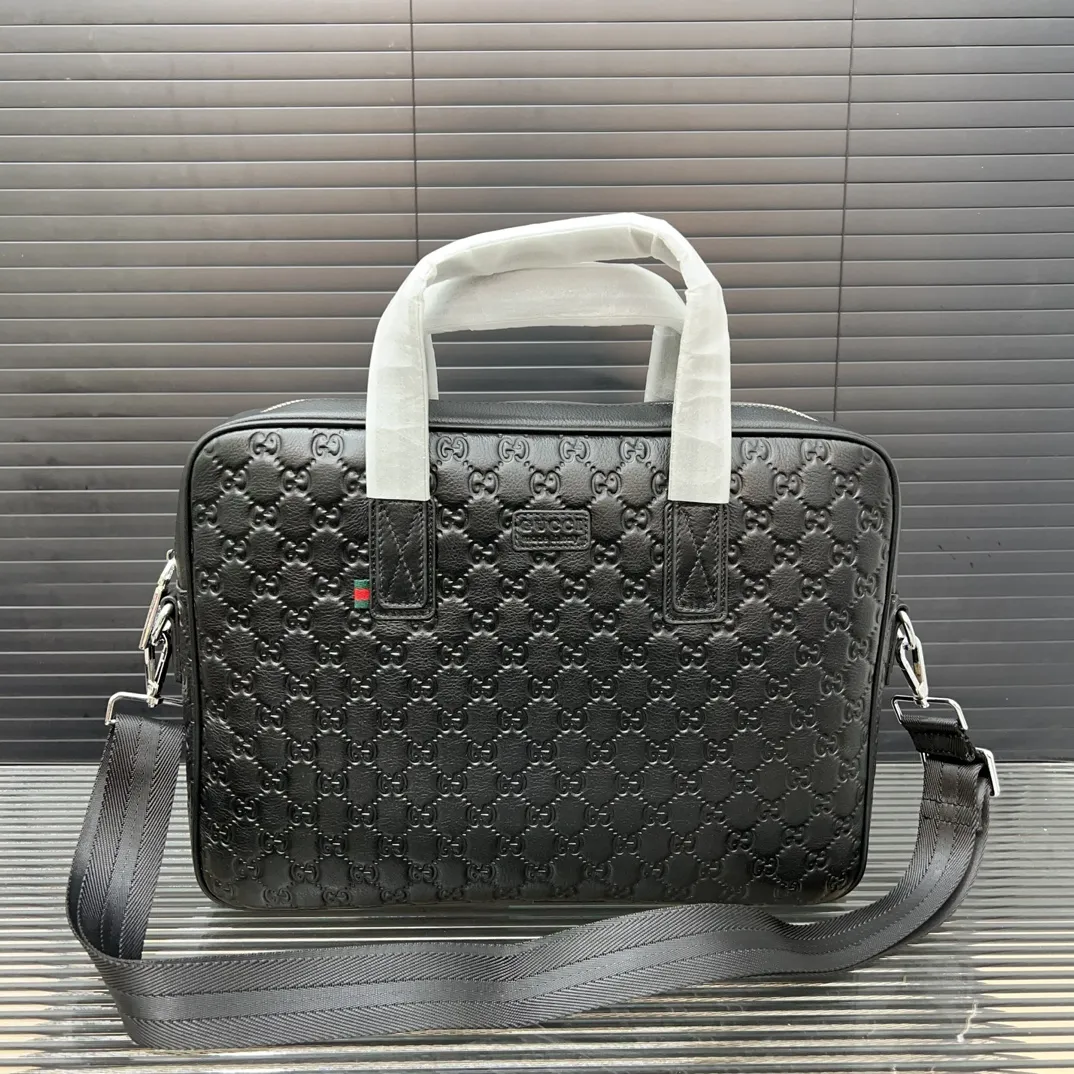 P290 Gucci 古奇 牛皮男包公文包 手提包 电脑包 采用精湛镶嵌细工 经典百搭 实物拍摄 原厂原版面料 28 x 38 cm。