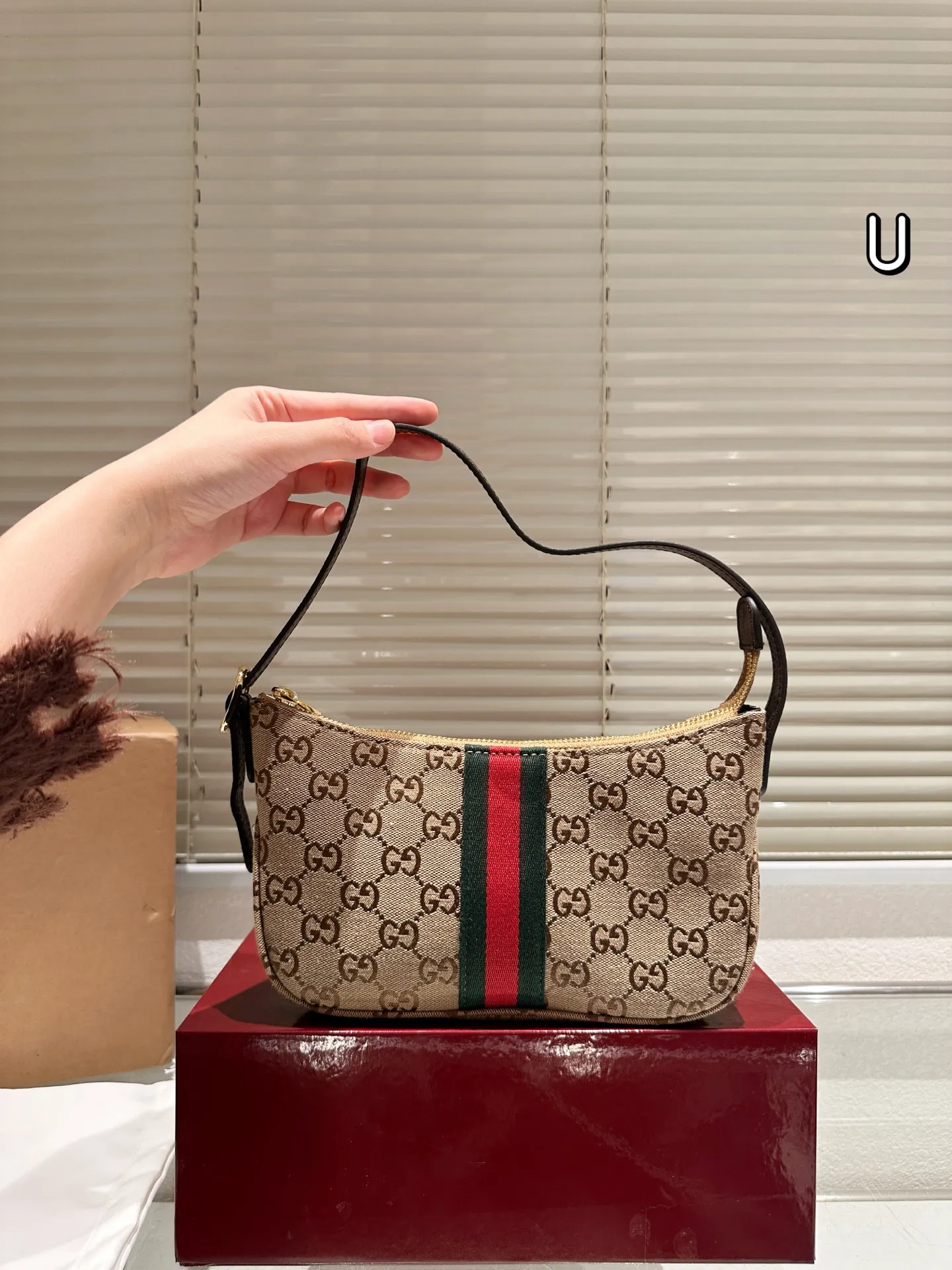 复刻版 P145 Gucci Demna系列迷你单肩包​​ 👜Gucci 迷你单肩包，深棕帆布+双G织带，红绿条纹超有辨识度！复古优雅，迷你尺寸轻便出行，手机钥匙都能装下✨。肩带可调节，单肩斜挎都OK，百搭又实用。灵感来自罗马经典建筑，细节精致，日常通勤或休闲都能轻松驾驭，是Gucci热门入门款，复古控必入！💼 尺寸23.14