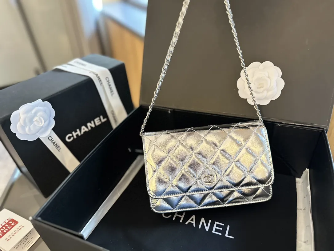 p130 折叠礼盒包装装 CHANEL 香奈儿发财包 入门级小挎包 香奈儿woc新款发财包 可斜挎单肩 链条可收入包内作为手包使用💪 上身后超显大气， 别看小小的 这个很能装哦 小巧实用 人手必备 上身效果超好 尺寸: 19.12