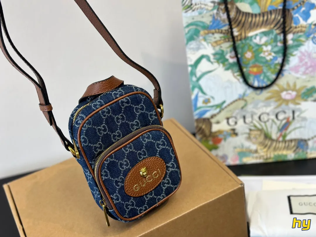 &yen;145全套包装 报告！GUCCI虎头手机包真是太太太可爱了吧 怎么能拒绝x这么一只可可爱爱的小包包呢 GUCCI新出的虎头手机包真是一眼就爱上延续经典的虎头系列 搭配柠檬黄的手柄真的要太夏天老花配色也永远不会过时 最主要性价比真的不要太高！别看是一只手机包容量非常乐观我手机是iphone11promax完全可以装入还有多的空间放纸巾 钥匙等 虽然是男包 女生也完全可以驾驭 推荐推荐！12*18cm