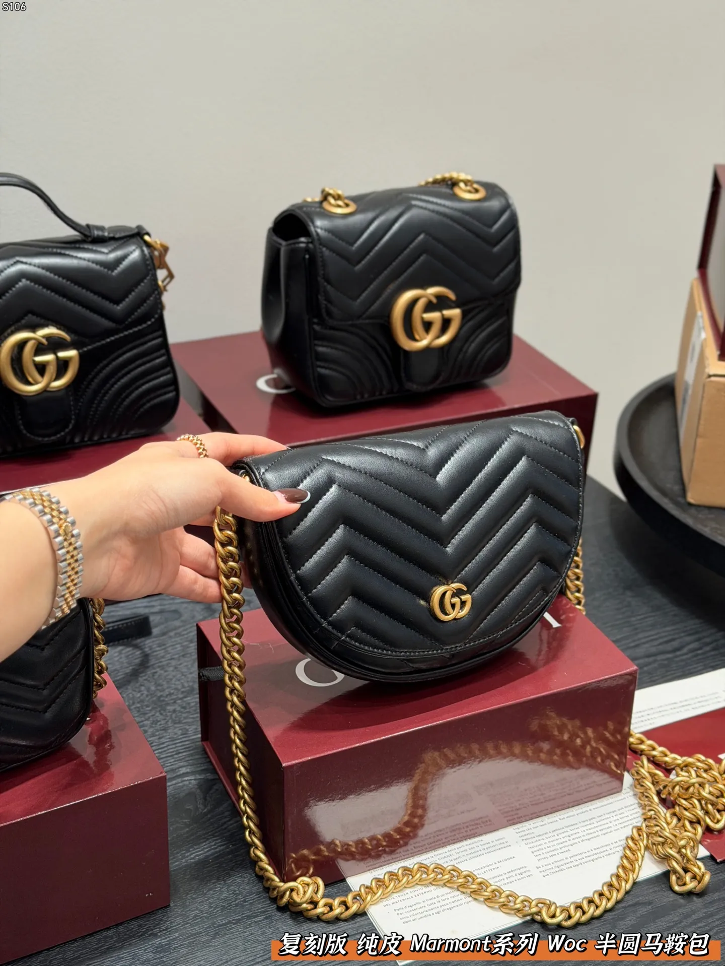 P145 全套礼盒包装🎁 复刻版 牛皮！ 解锁隐藏款✅Gucci马蒙Marmont半圆马鞍包链条包 但他可以称得上平替马蒙22的一款 半圆马鞍包🐴造型在原有的四四方方的马蒙基础上进行了改变 上身后更可爱更精致了 并且容纳空间也非常完美 尺寸 20cm