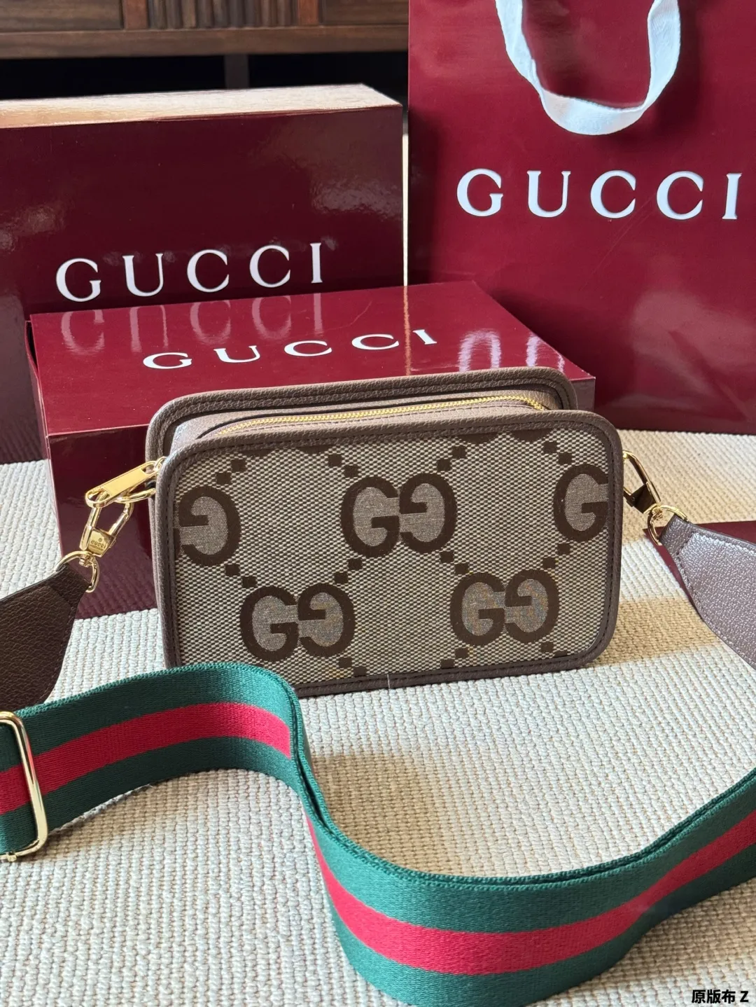 复刻版 原版布 p170 Gucci Ophidia 相机包 配原版乌木色二层牛皮～这个款复古韵味特别浓，对版五金 原版内里！上身效果也超赞，主要以精致特别的五金来提升整体质感。size 22 15 配飞机盒全套包装