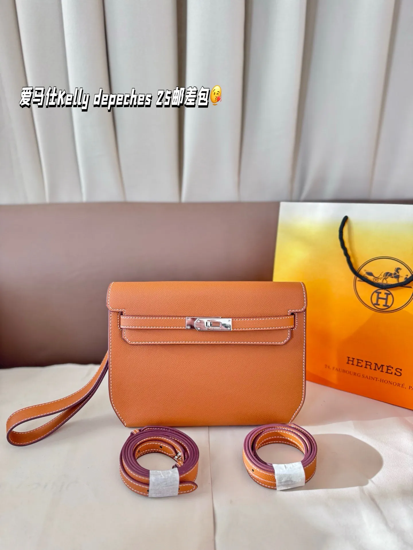 P210 配折叠盒 尺寸25.19cm 爱马仕Kelly depeches 25邮差包包,在Kelly系列里算是很好入手的一款 包包的容量挺大的,日常出门完全够用 3条带子可以自由转换👍