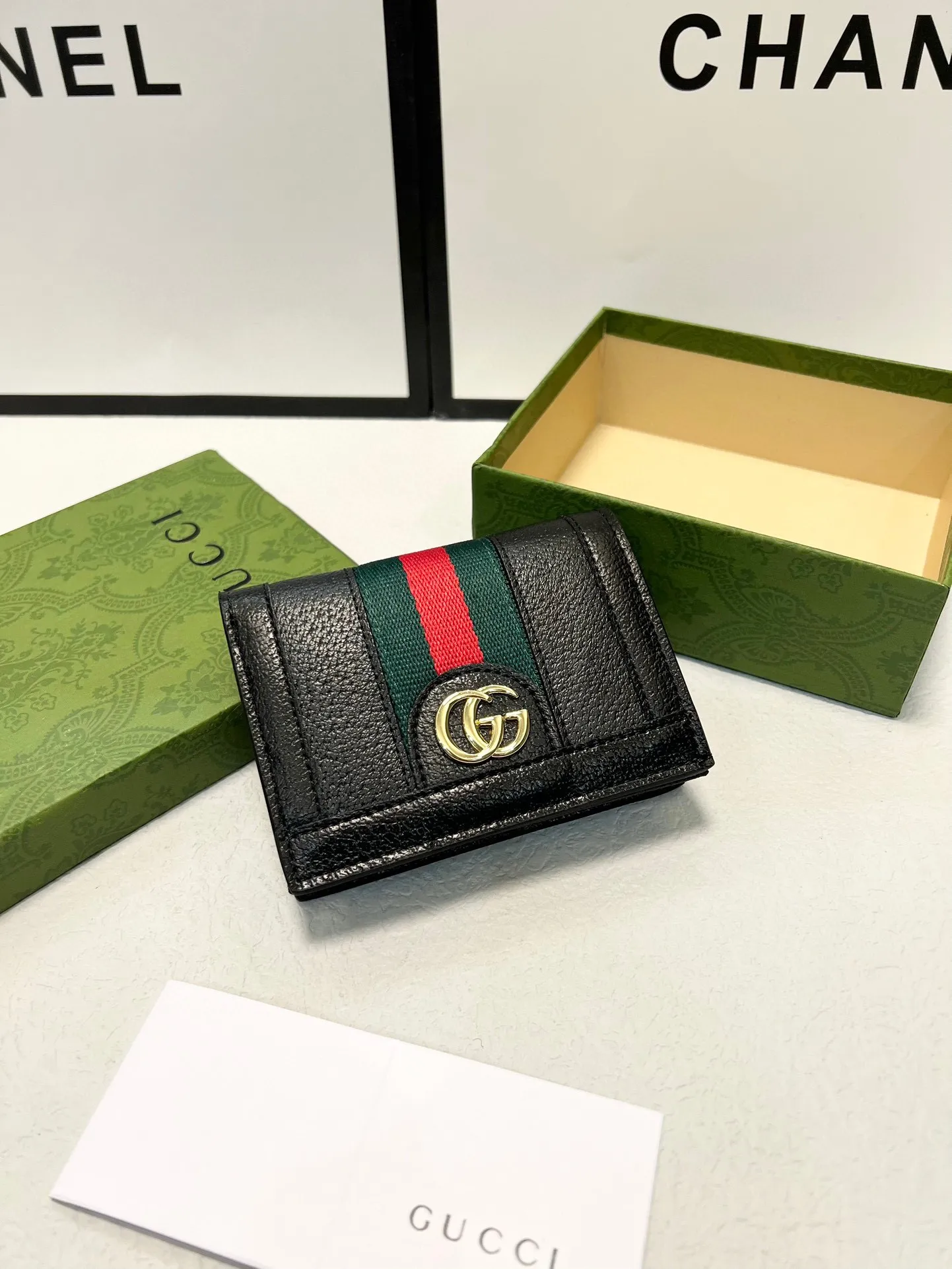 P95🎀🎀颜色 黑🎀尺寸 11x8.5🎀 【# gucci #】原单品质🇮🇹，品牌的标志性织带提升了整体的设计感。Ophidia 系列是GUCCI标志性与复古造型巧妙融合的典范之作，高贵小巧双G图案令卡包呈现不凡魅力