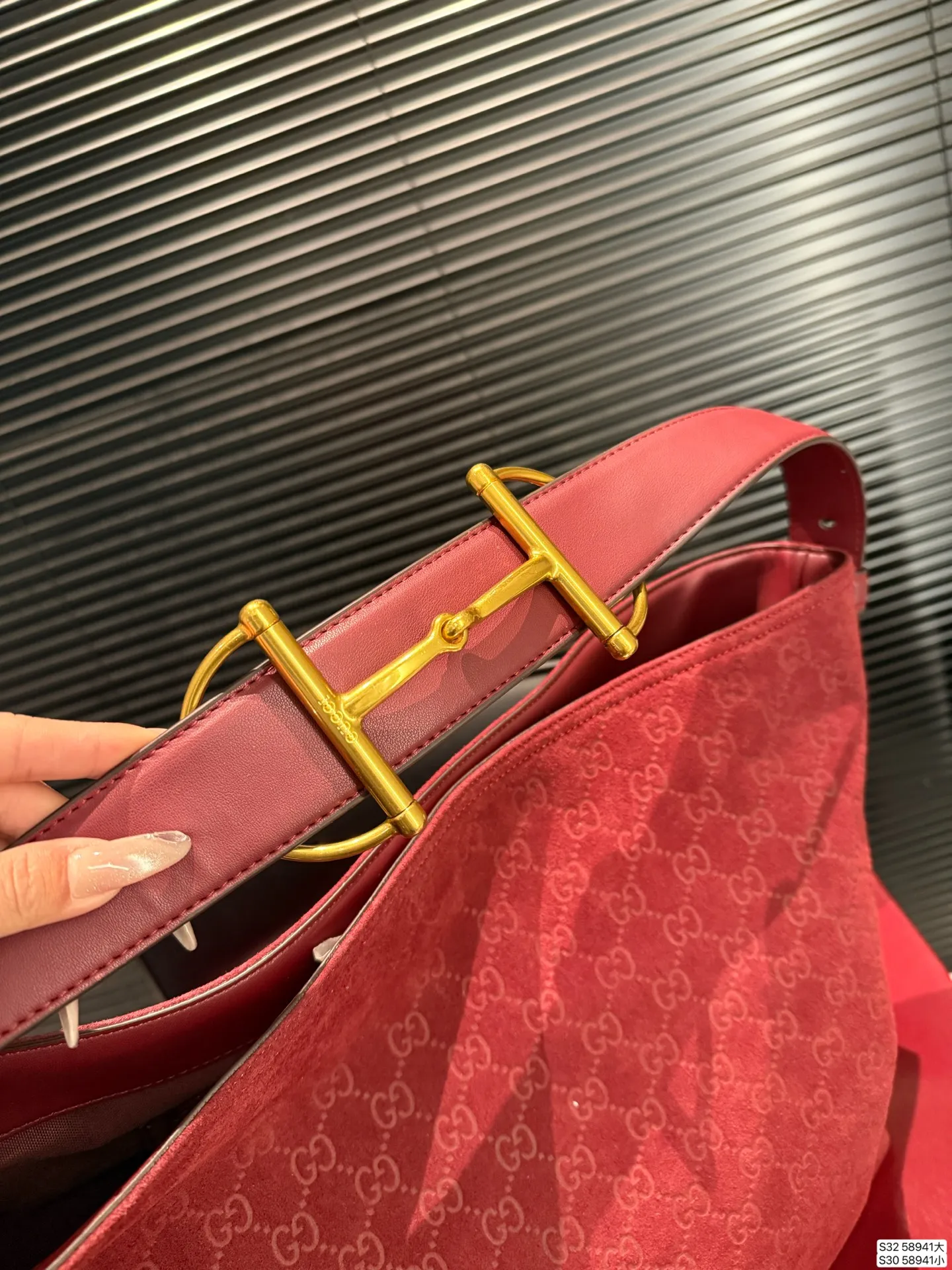 大号P210 小号P200 配盒子 纯皮酷奇Gucci Beatrix 【Gucci bestrix咖啡棕 轻享随行】✨ ▪️ 一抹浓郁咖啡色 沉淀时光的温柔 搭配秋冬焦糖系穿搭 自带高级滤镜 举手投足皆是质感 ▪️ 超轻量设计 重量仅如一部手机 肩颈自在无负担 通勤赶车步履生风 逛街出游轻如 尺寸大40 35 小34 27 货号58941