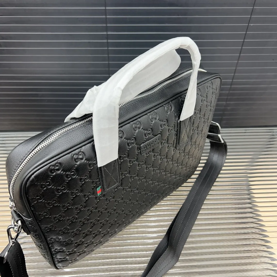 P290 Gucci 古奇 牛皮男包公文包 手提包 电脑包 采用精湛镶嵌细工 经典百搭 实物拍摄 原厂原版面料 28 x 38 cm。