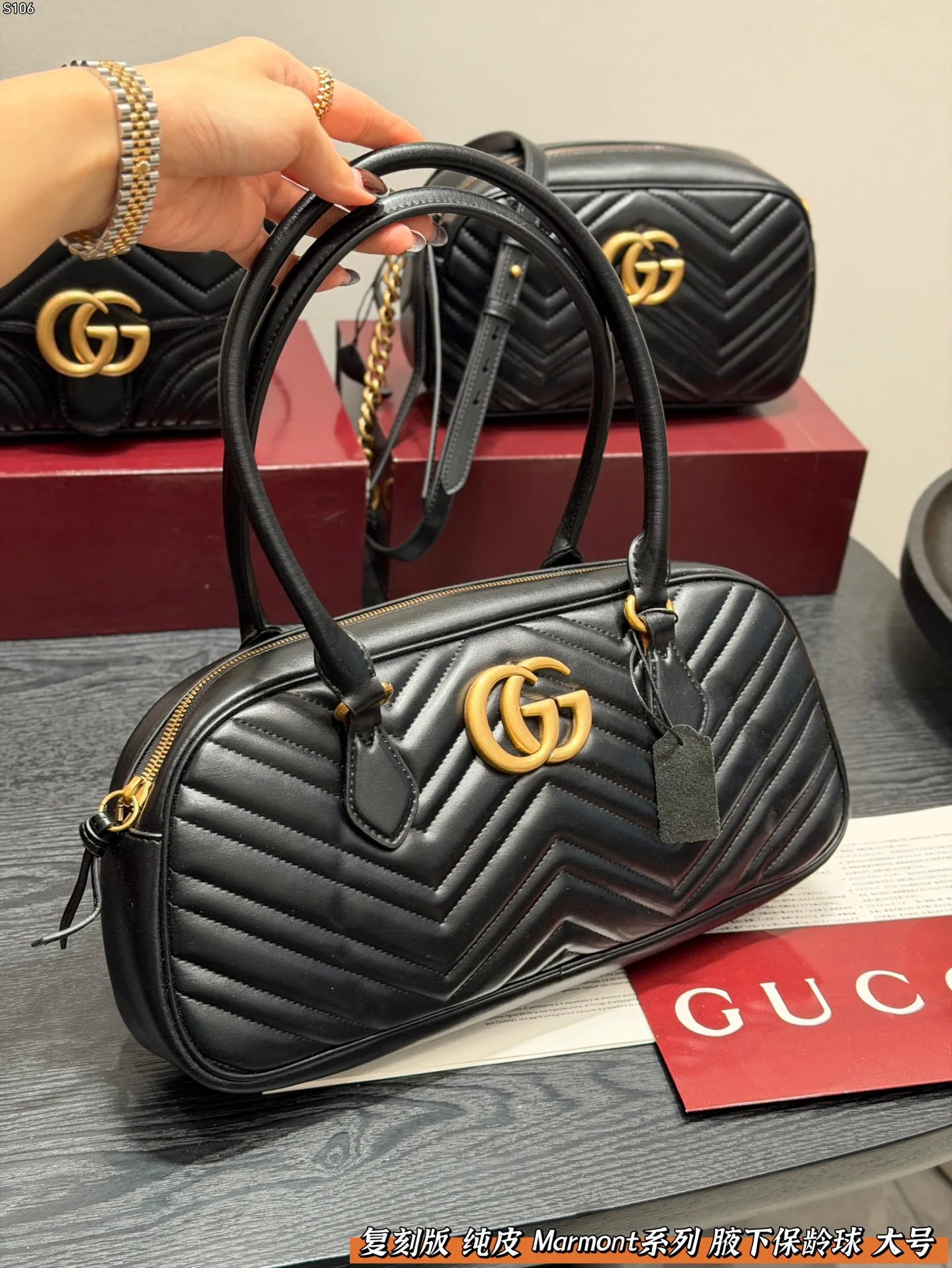 P150 礼盒包装🎁 复刻版 纯皮！ Gucci GG Marmont保龄球包腋下马蒙包，黑色波浪纹绗缝皮革+金色双G标志，简约又超有辨识度。 手提or腋下背都OK，通勤，出街都很百搭!皮革柔软耐用，容量刚好，日常用品轻松装下。 尺寸 大号35*16cm