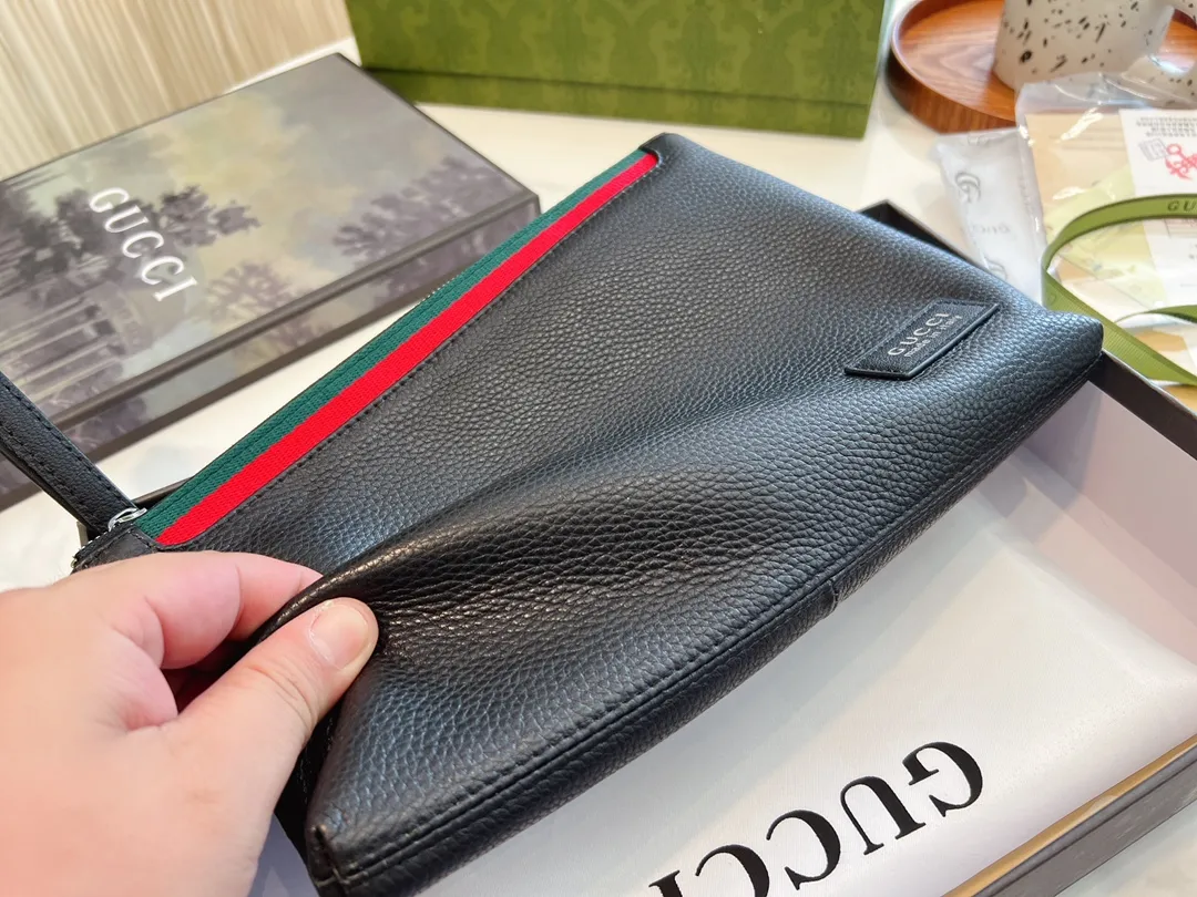 ❤️p150.(礼盒包装)❤️牛皮 gucci 男士经典手包 细节实拍这个应该是古驰男士手拿包里面卖的最好的产品之一了第一是因为外表颜值~整体经典第二是因为大小宽度,非常能装东西 车钥匙、家里钥匙,大串大串地都没问题~日常办公材料啊甚至鼠标也是可以的! 性价比特别高~非常推荐!尺寸28.18