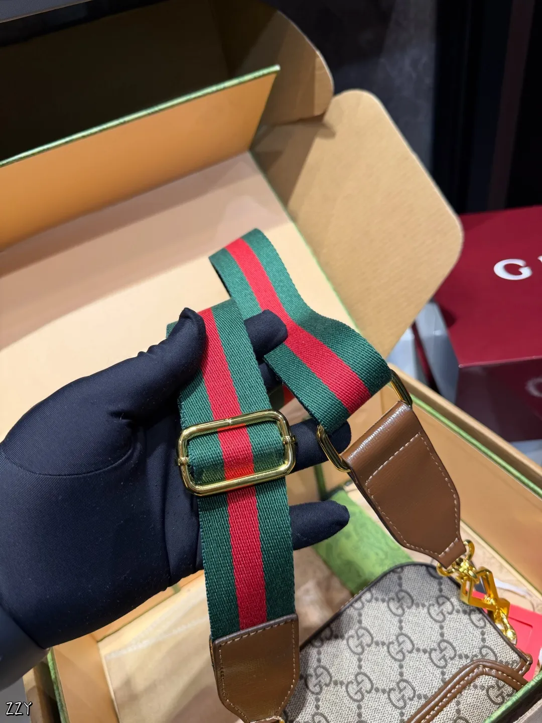 ❤️p125(礼盒包装)❤️ 女明星推荐Gucci horsebit1955超mini马 鞍包这个包有两条肩带,一条链条带.一条经典红绿织带!专柜常青藤稳稳的马衔扣、出一个火一个超mini马鞍包更为无敌友好的Size~最牛B的超贴心设计两条肩带任意搭配!实在太屌了!不后悔系列闭眼剁手买~12*4*9cm