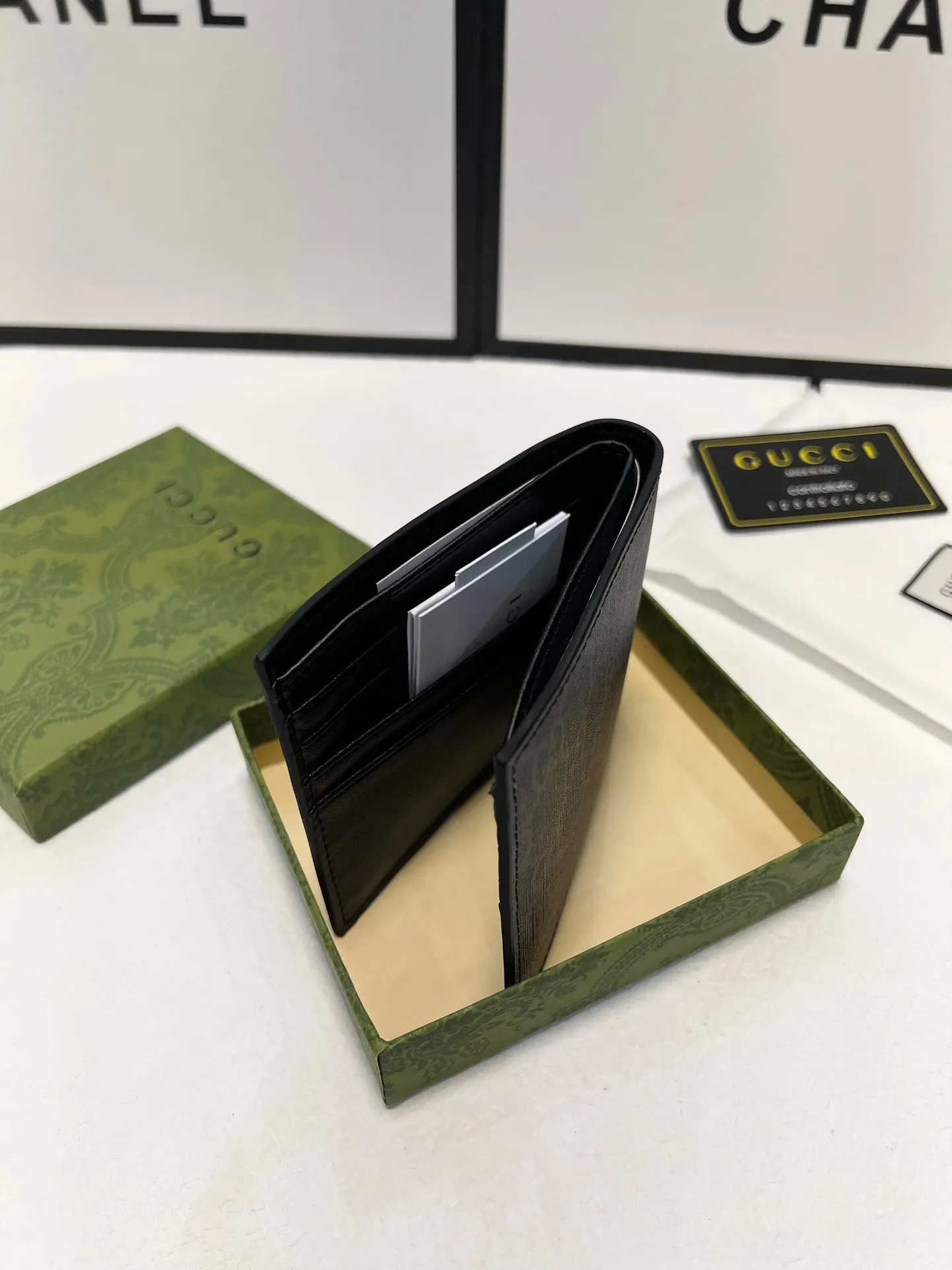 P70🎀颜色 黑 咖🎀尺寸 11x10🎀型号 451268🎀GUCCI最新爆款印花短夹钱包🐝小蜜蜂出货,官网同步🔥火爆登场🔥精致手工制作