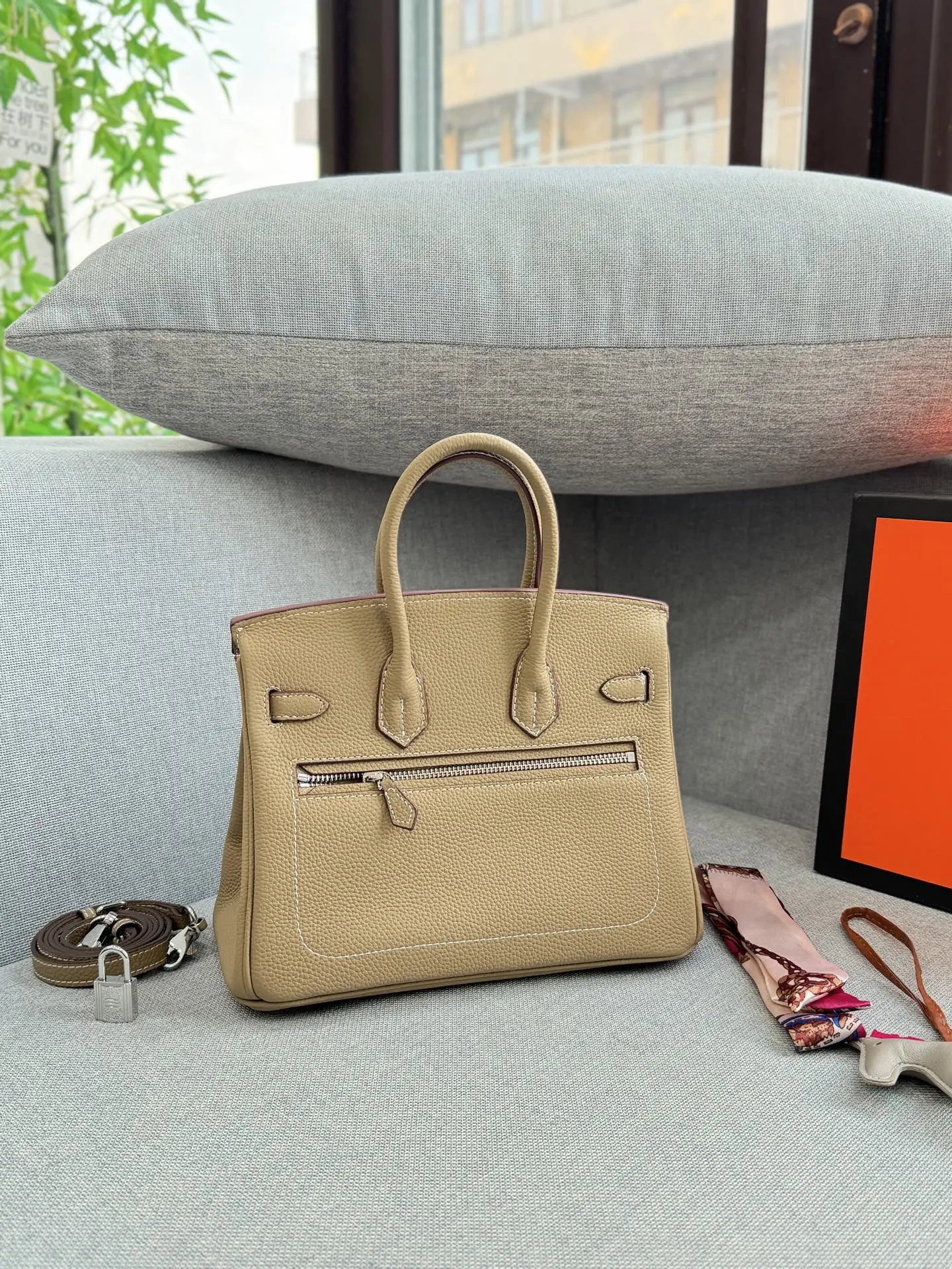 头层牛皮大💰285 头层牛皮小💰265 size:30×21.5/25×19 HERMES爱马仕 Birkin 机车摇滚风 铂金包手提包 荔枝纹 复古灵魂!口袋拉链牛皮铂金包超迷人 被我挖到宝了!这款中古款口袋拉链头层牛皮铂金包,满满的岁月韵味。 头层牛皮柔软又耐磨,纹理尽显质感。独特口袋拉链设计,方便实用还增添设计感。 背上它,瞬间变身复古女郎,日常通勤、约会出街,轻松成为焦点,简直是提升气质的神器。