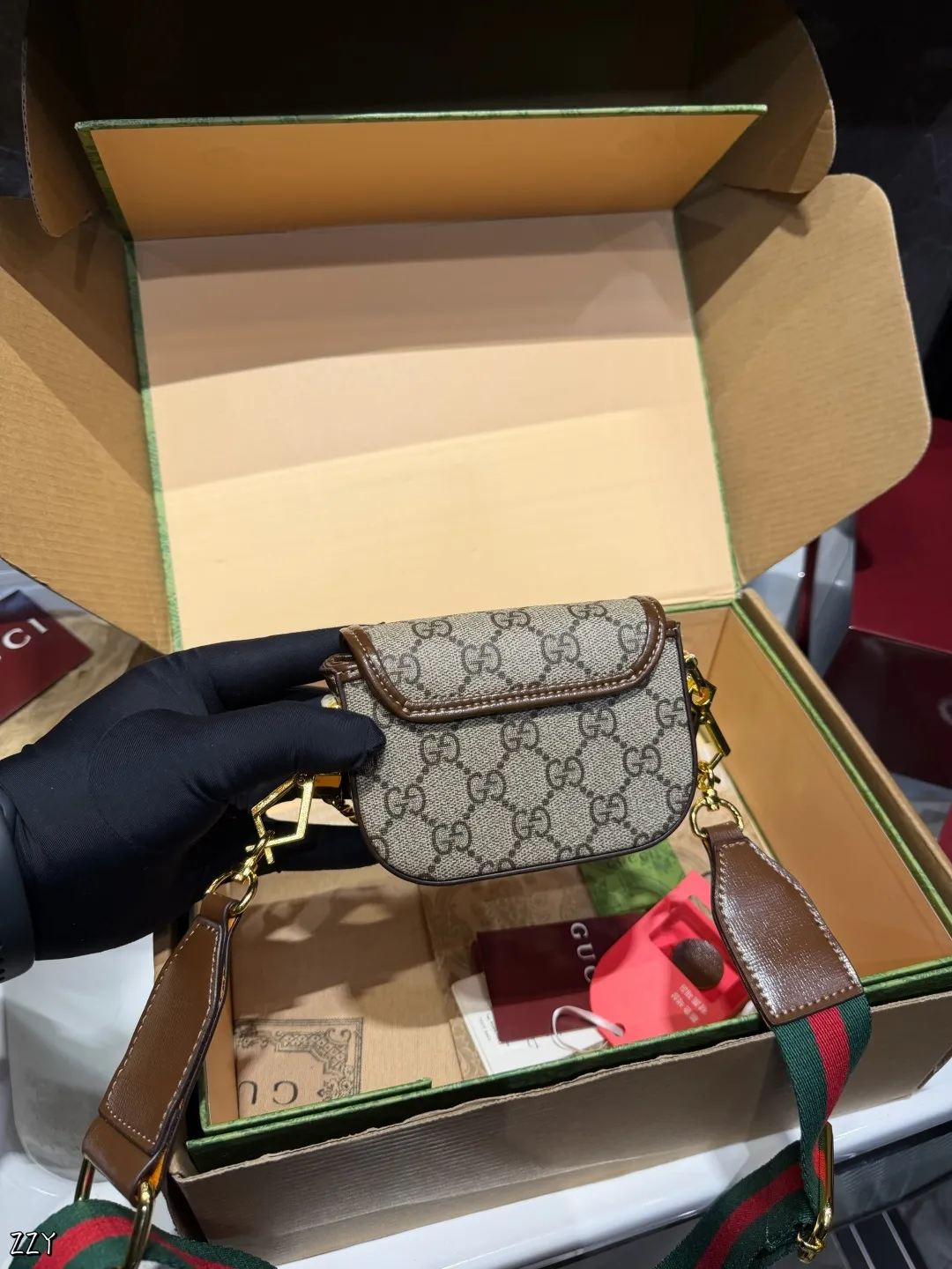❤️p125（礼盒包装）❤️ 女明星推荐Gucci horsebit1955超mini马 鞍包这个包有两条肩带，一条链条带.一条经典红绿织带！专柜常青藤稳稳的马衔扣、出一个火一个超mini马鞍包更为无敌友好的Size~最牛B的超贴心设计两条肩带任意搭配！实在太屌了！不后悔系列闭眼剁手买～12*4*9cm