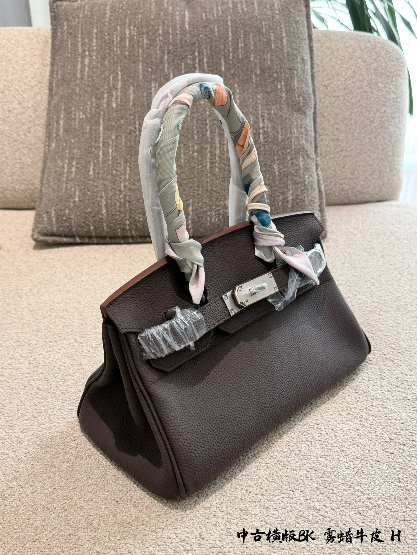 p335 爱马仕Birkin 30手袋横版 🖤这款Birkin 30手袋,采用雾蜡牛皮小牛皮+银色金属扣,简约大气超有质感✨。30cm容量刚好,通勤日常都能装。手柄缠丝巾,时髦又护手,细节满分!Birkin系列以精湛工艺和稀缺性著称,黑银配色低调高级,百搭不挑衣服,是爱马仕经典款,收藏和实用兼备💼。配盒子