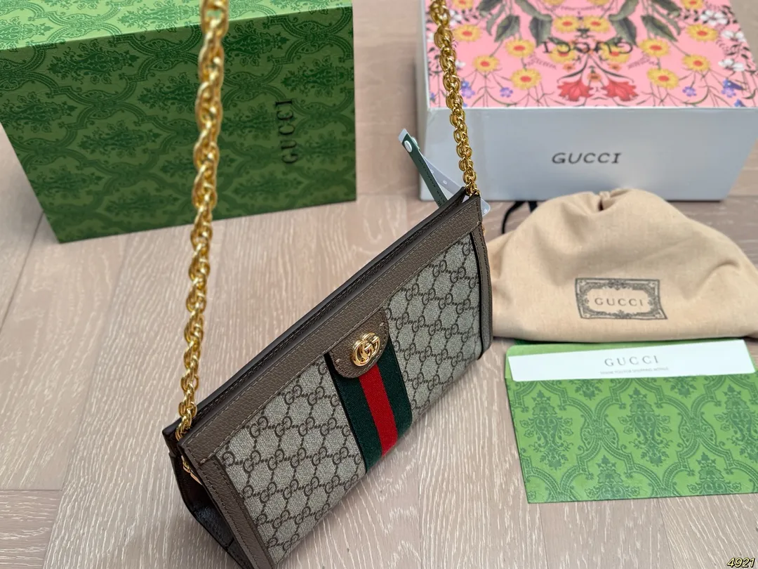 ¥160飞机盒芯片版牛皮 原单专柜品质 夹子包 |Gucci Ophidia 夹子包 最新系列,链条包,配原版乌木色牛皮~这个款复古韵味特别浓,对版链条⛓,原版内里!上身效果也超赞,主要以精致特别的五金来提升整体质感。尺寸:26 17