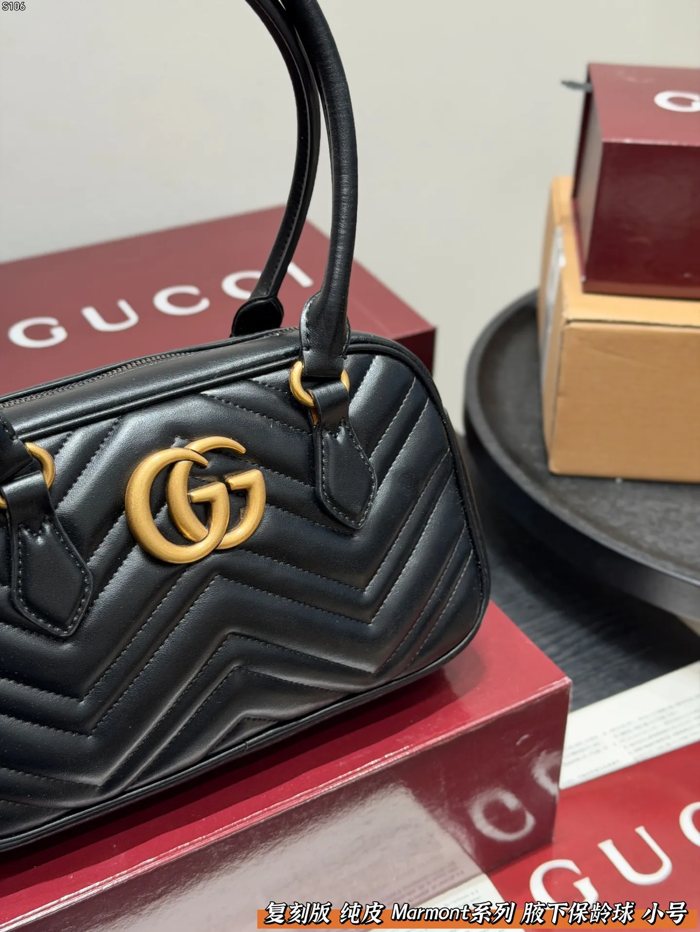 P145 礼盒包装 复刻版 纯皮！ Gucci GG Marmont保龄球包腋下马蒙包，黑色波浪纹绗缝皮革+金色双G标志，简约又超有辨识度。 手提or腋下背都OK，通勤，出街都很百搭!皮革柔软耐用，容量刚好，日常用品轻松装下。 尺寸 小号26*16cm