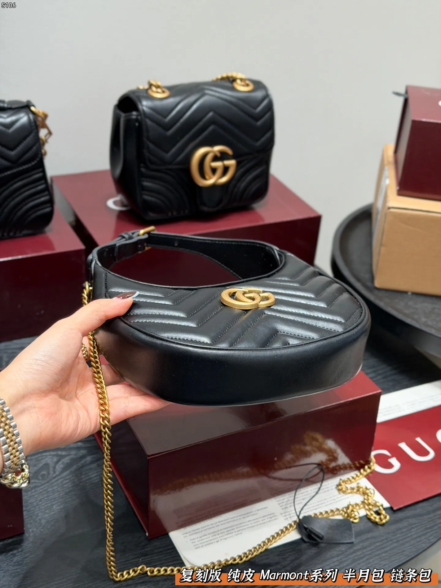 P160 全套礼盒包装 复刻版 牛皮版本! Gucci Marmont 黑金半月包腋下包新月形设计!woc 链条包 配以双G金属配件。 可滑动链条肩带有多种背法, 可在肩背和手提之间自由转换。 采用波浪纹绗缝皮革, 尺寸 21.5*11cm