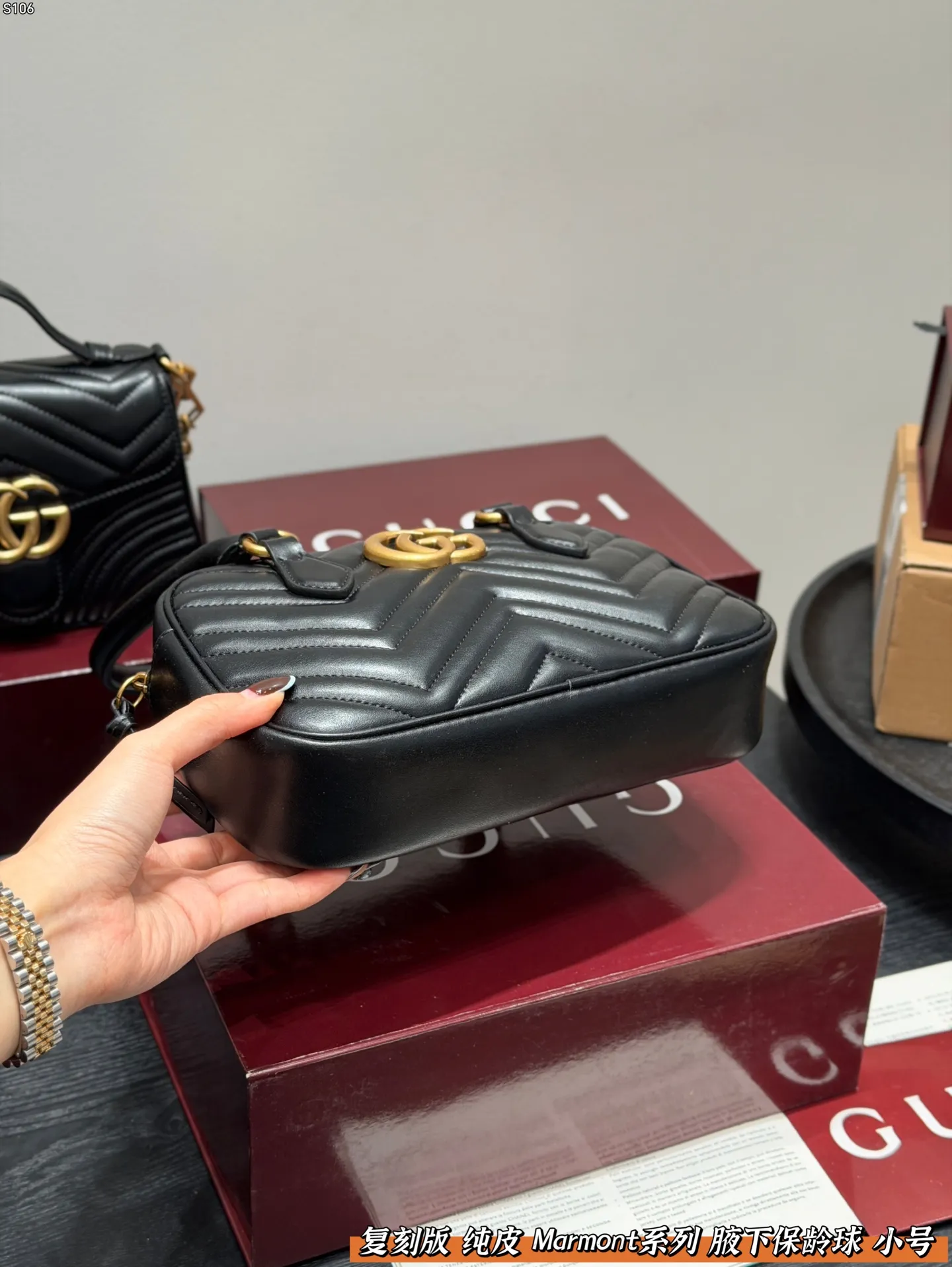 P145 礼盒包装 复刻版 纯皮! Gucci GG Marmont保龄球包腋下马蒙包,黑色波浪纹绗缝皮革+金色双G标志,简约又超有辨识度。 手提or腋下背都OK,通勤,出街都很百搭!皮革柔软耐用,容量刚好,日常用品轻松装下。 尺寸 小号26*16cm