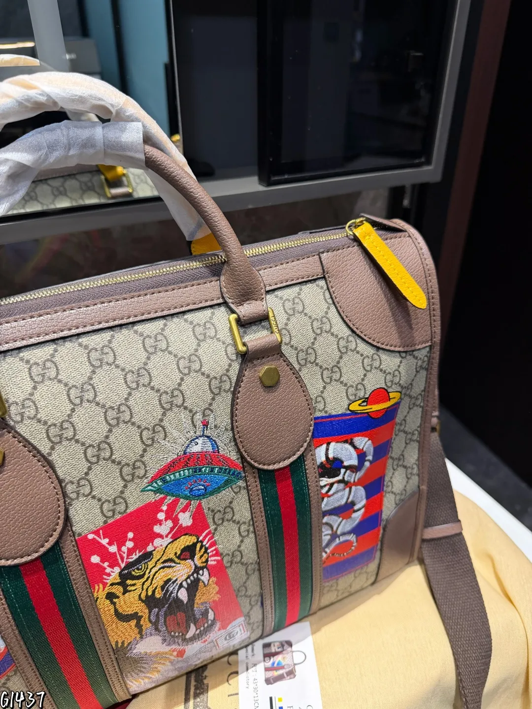 ❤️p175❤️ 这款旅行包采用更大尺寸焕新诠释,为《Exquisite Gucci》系列旅行精选增添别样魅力。条纹织带和双G配件装饰以品牌典藏元素突显整体廓形