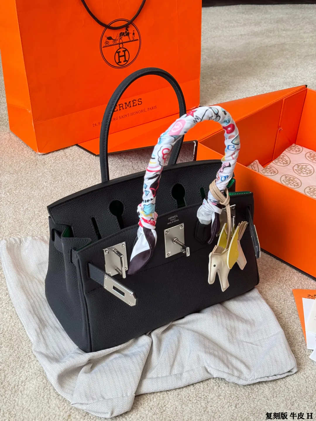 复刻版 头层牛皮 p330 Hermes 爱马仕|Birkin 铂金包 独家经典火爆出货 纯皮 里外纯皮!集万千宠爱与一身 爱马仕·birkin铂金包 专柜万年不下架 原厂激光五金 各路时尚主播/网红/明星不离手 气质女神爱不释手必备法宝 各种百搭 处处体现时尚品味 畅销多年 新版本新工艺 选材结实有型且皮质超软 里外全皮 油边/走线/五金媲美专柜 注目精湛工艺 感受工匠神韵 品质如图 市场最高版本 随意出入专柜无压力 女神包抓紧购 阳光下颜色偏浅 室内光线暗会深一些 这是常识哦 尺寸:30cm