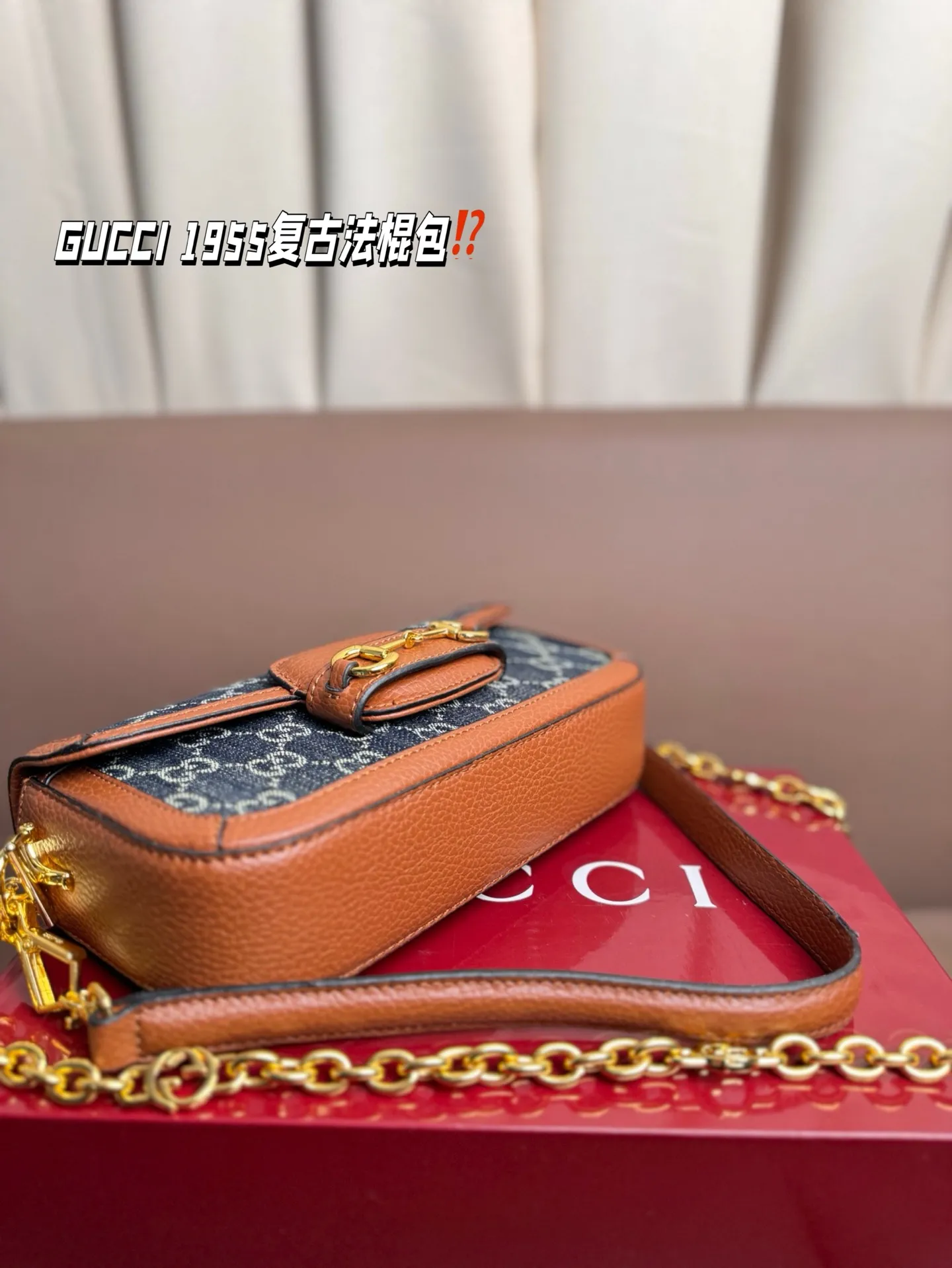 P190 GUCCI 1955复古法棍包。 GUCCI 1955家族又新填一位新成员在原有的经典马鞍包设计上等比例缩小定型包工艺显得更加小巧精致 配了一根超美的双Glogo金色链条尽显复古摩登之美 尺寸23*13