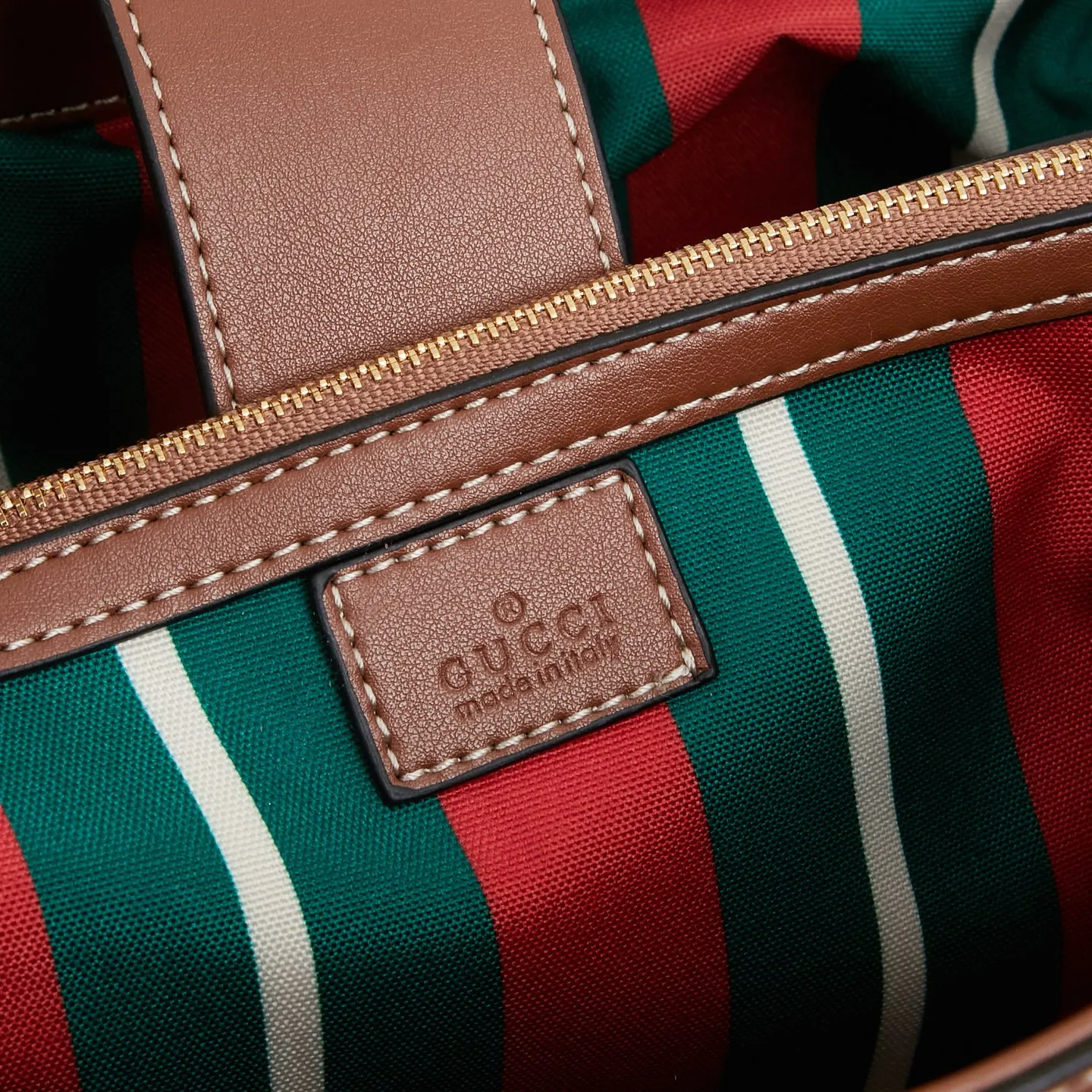 🌟新款上新💰208包邮❗ 🔥2025春夏系列精彩呈献手袋新作!Padlock系列推出多款背携方式多样的时尚包款,为2025早秋系列增色添彩。这款肩背包设有一个带拉链袋的中间隔层,配以织带衬里,让人不禁联想起品牌标志性图案。独家专业十年打造专柜顶级品质👏👏 型号🌟839021棕色 尺寸🌟宽29x高23.5x测宽15.5cm