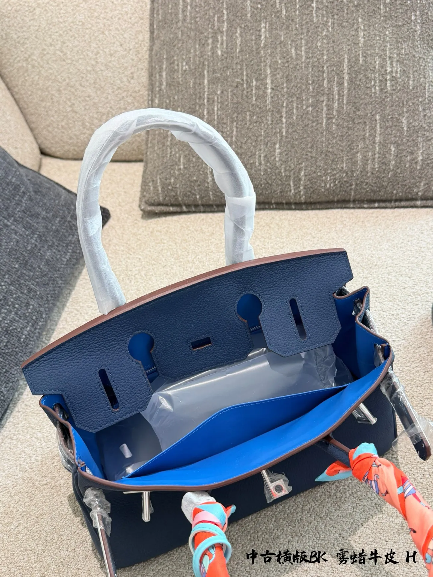 p335 爱马仕Birkin 30手袋​​横版 🖤这款Birkin 30手袋，采用雾蜡牛皮小牛皮+银色金属扣，简约大气超有质感✨。30cm容量刚好，通勤日常都能装。手柄缠丝巾，时髦又护手，细节满分！Birkin系列以精湛工艺和稀缺性著称，黑银配色低调高级，百搭不挑衣服，是爱马仕经典款，收藏和实用兼备💼。配盒子