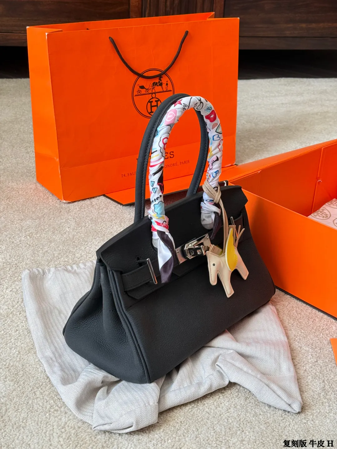 复刻版 头层牛皮 p330 Hermes 爱马仕|Birkin 铂金包 独家经典火爆出货 纯皮 里外纯皮!集万千宠爱与一身 爱马仕·birkin铂金包 专柜万年不下架 原厂激光五金 各路时尚主播/网红/明星不离手 气质女神爱不释手必备法宝 各种百搭 处处体现时尚品味 畅销多年 新版本新工艺 选材结实有型且皮质超软 里外全皮 油边/走线/五金媲美专柜 注目精湛工艺 感受工匠神韵 品质如图 市场最高版本 随意出入专柜无压力 女神包抓紧购 阳光下颜色偏浅 室内光线暗会深一些 这是常识哦 尺寸:30cm