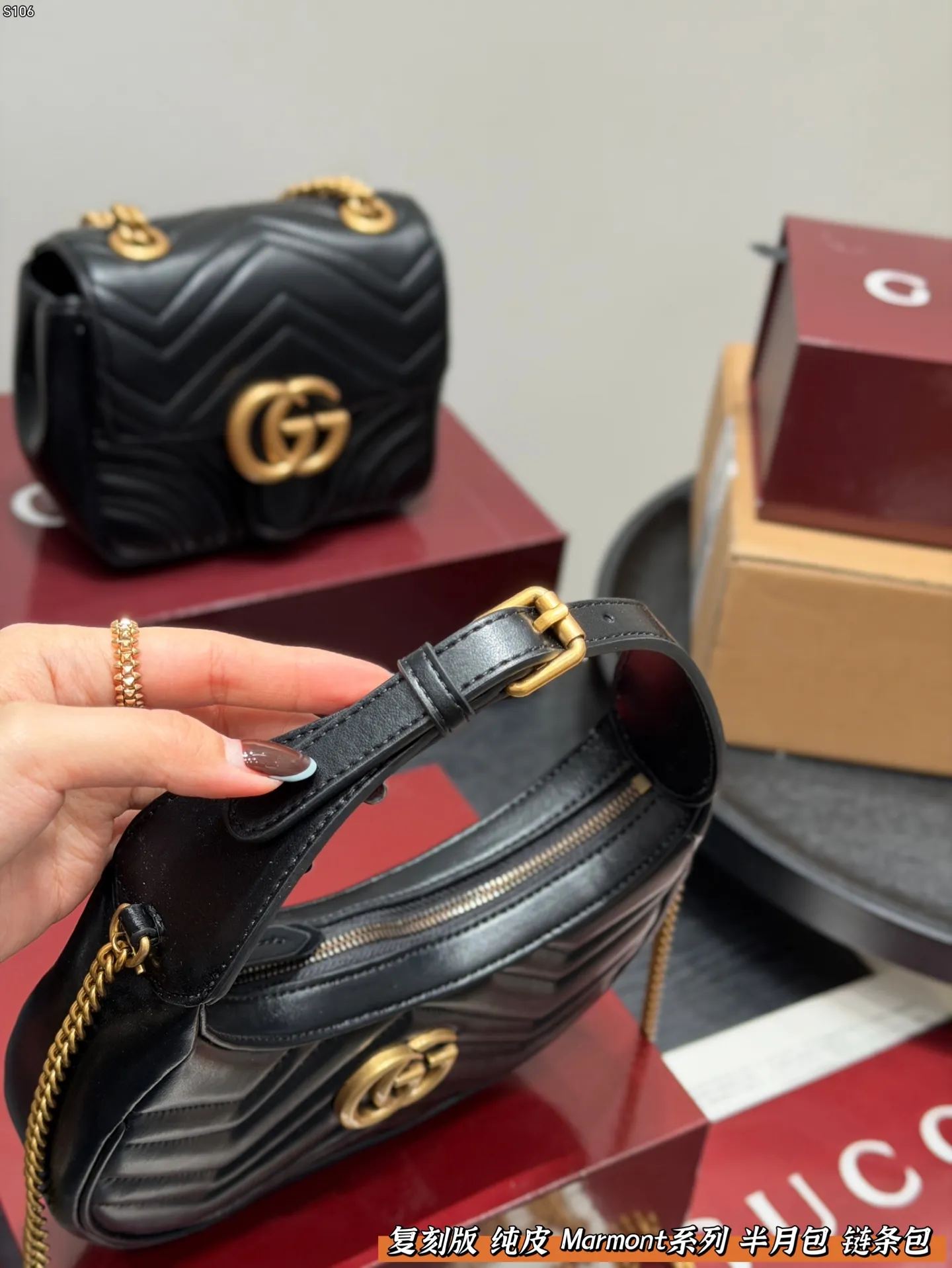 P160 全套礼盒包装 复刻版 牛皮版本! Gucci Marmont 黑金半月包腋下包新月形设计!woc 链条包 配以双G金属配件。 可滑动链条肩带有多种背法, 可在肩背和手提之间自由转换。 采用波浪纹绗缝皮革, 尺寸 21.5*11cm