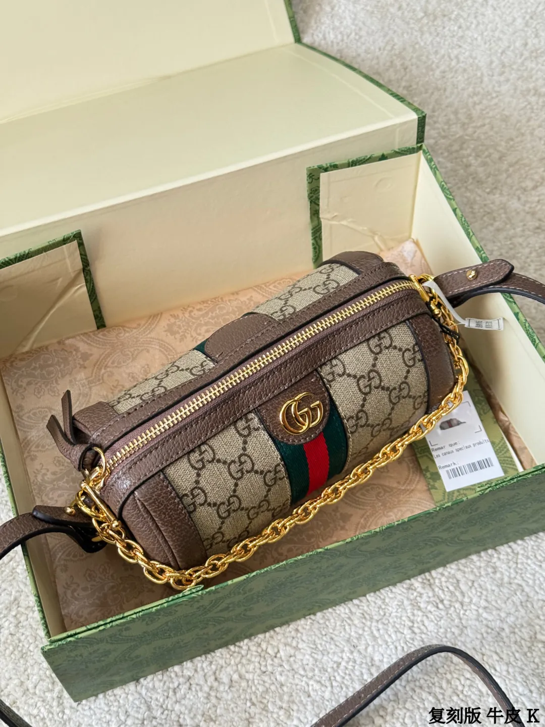 复刻版 牛皮 p135 Gucci Ophidia 系列圆筒包 Gucci Ophidia圆筒包,米色乌木GG Supreme帆布+棕色皮革滚边,红绿织带+金色配件,复古感满满!18.5x10x10cm18.5x10x10cm,小巧可爱,通勤出行都很适合 。两条可拆卸肩带,链条or皮质随心切换,拉链开合更安全。内部虽小但能装下日常小物,实用又有辨识度
