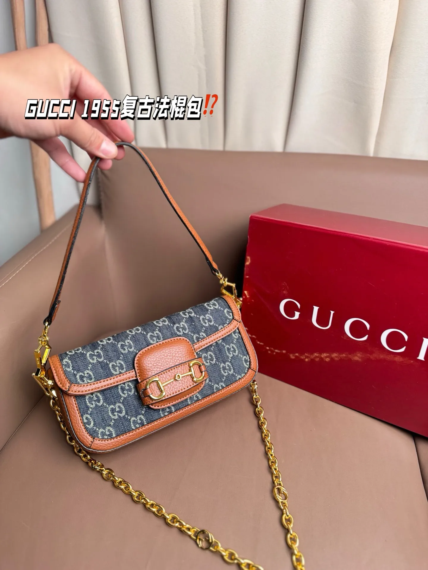 P190 GUCCI 1955复古法棍包。 GUCCI 1955家族又新填一位新成员在原有的经典马鞍包设计上等比例缩小定型包工艺显得更加小巧精致 配了一根超美的双Glogo金色链条尽显复古摩登之美 尺寸23*13