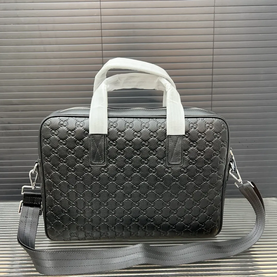 P290 Gucci 古奇 牛皮男包公文包 手提包 电脑包 采用精湛镶嵌细工 经典百搭 实物拍摄 原厂原版面料 28 x 38 cm。