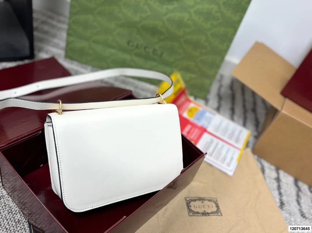 p185 礼盒包装 Gucci Siena系列背包延续了Gucci经典马衔扣这一标志性元素的演变。这款肩背包选用精细光面皮革匠心打造，挺括造型融蕴源自20世纪70年代的半马衔扣搭扣设计细节。搭配金色调配件，内部衬里设有三层接档与一个拉链口袋。 尺寸22.17