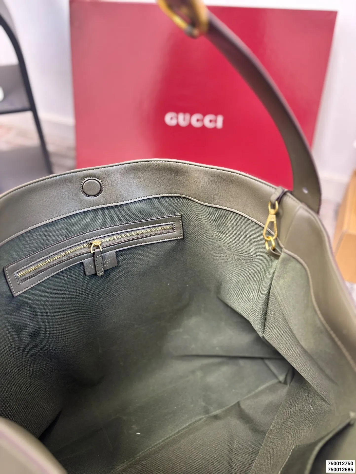 大号P190 小号P185 配盒子 酷奇Gucci Beatrix 【Gucci bestrix咖啡棕 轻享随行】✨ ▪️ 一抹浓郁咖啡色 沉淀时光的温柔 搭配秋冬焦糖系穿搭 自带高级滤镜 举手投足皆是质感 ▪️ 超轻量设计 重量仅如一部手机 肩颈自在无负担 通勤赶车步履生风 逛街出游轻如 尺寸大39 36 小34.5 28