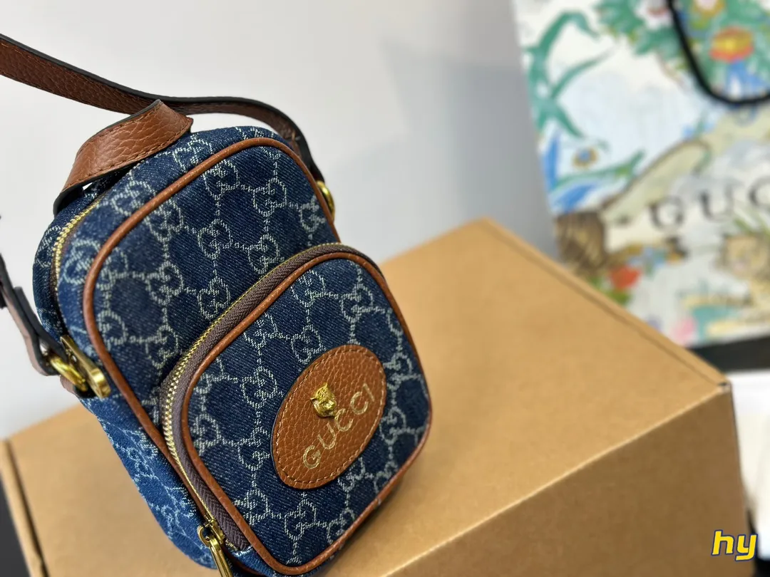 &yen;145全套包装 报告！GUCCI虎头手机包真是太太太可爱了吧 怎么能拒绝x这么一只可可爱爱的小包包呢 GUCCI新出的虎头手机包真是一眼就爱上延续经典的虎头系列 搭配柠檬黄的手柄真的要太夏天老花配色也永远不会过时 最主要性价比真的不要太高！别看是一只手机包容量非常乐观我手机是iphone11promax完全可以装入还有多的空间放纸巾 钥匙等 虽然是男包 女生也完全可以驾驭 推荐推荐！12*18cm