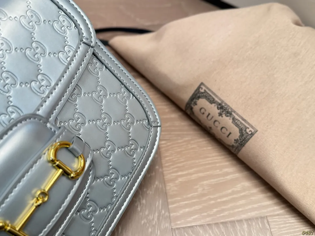 &yen;165折叠盒 Gucci 酷奇1955 &ldquo;她们总是那么复古&rdquo;马鞍包 姐妹同行时，常听人这么说道， 从小耳濡目染，也深陷复古的魅力。 复古在时尚史上向来是重要的一笔 经过时间的检验，愈发迷人， 吸引无数女孩，延续复古风情。 尺寸 25 18