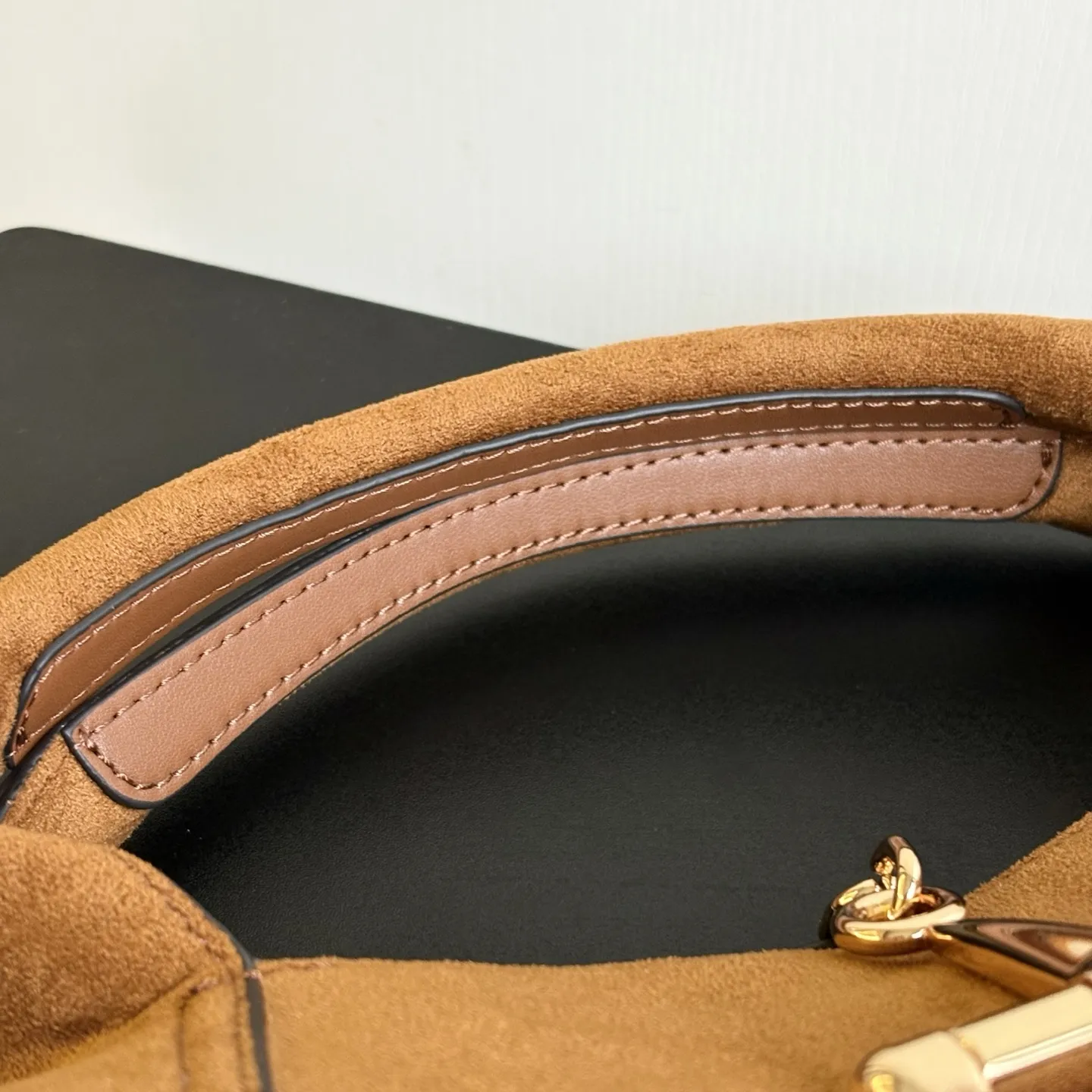 💰200包邮❗ Gucc1 Softbit系列大号半马衔扣造型中号手提包~款号837467棕磨砂🎈🎈🎈尺寸:27.5厘米(宽)x 21厘米(高)x 16厘米(深)📢📢📢