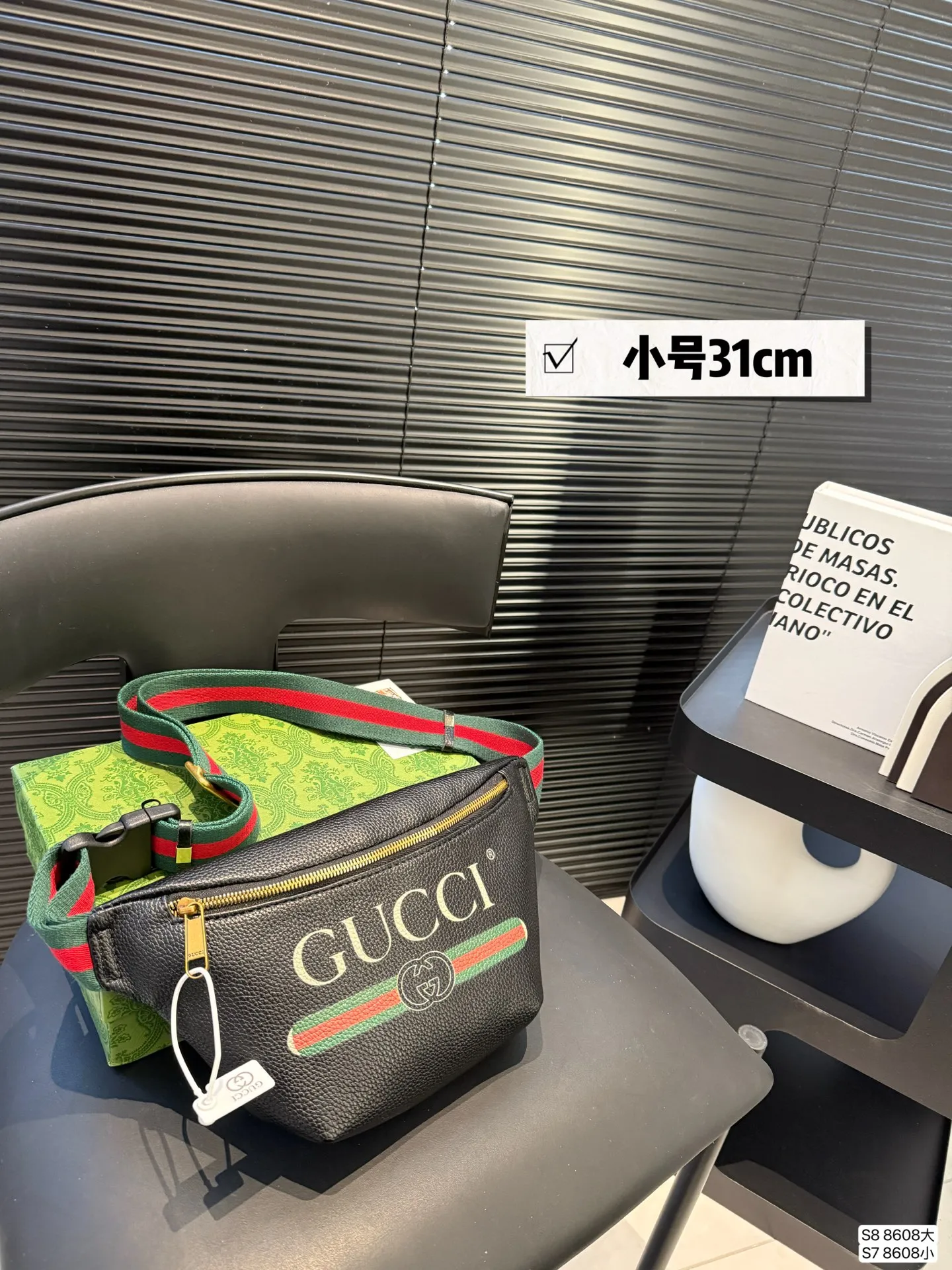 大号P90 小号P85 酷奇胸包 今年腰包胸包真的超级火 hot到不行的腰包|经典大牌明星同款 胸包重回时尚圈也不是一天两天的事情了,但没想到的是竟然越来越火 胸包不仅仅只是满足功能性的需求 更是为你的时髦度添砖加瓦 要说胸包最大的优点就是解放双手 把它挂在胸前百搭无压力 超多时髦的人都用它来凹造型了尺寸:大号38 23 小号31 17 货号8608