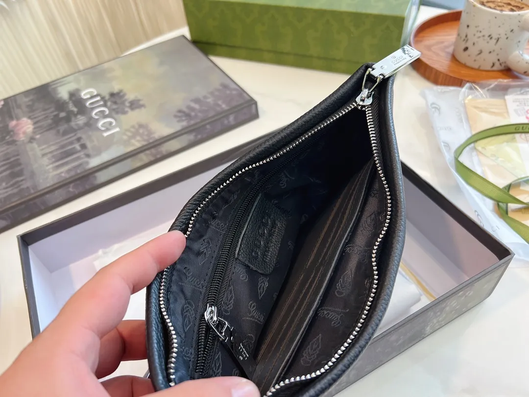 ❤️p115(礼盒包装)❤️牛皮 gucci 男士经典手包 细节实拍这个应该是古驰男士手拿包里面卖的最好的产品之一了第一是因为外表颜值~整体经典第二是因为大小宽度,非常能装东西 车钥匙、家里钥匙,大串大串地都没问题~日常办公材料啊甚至鼠标也是可以的! 性价比特别高~非常推荐!尺寸28.18