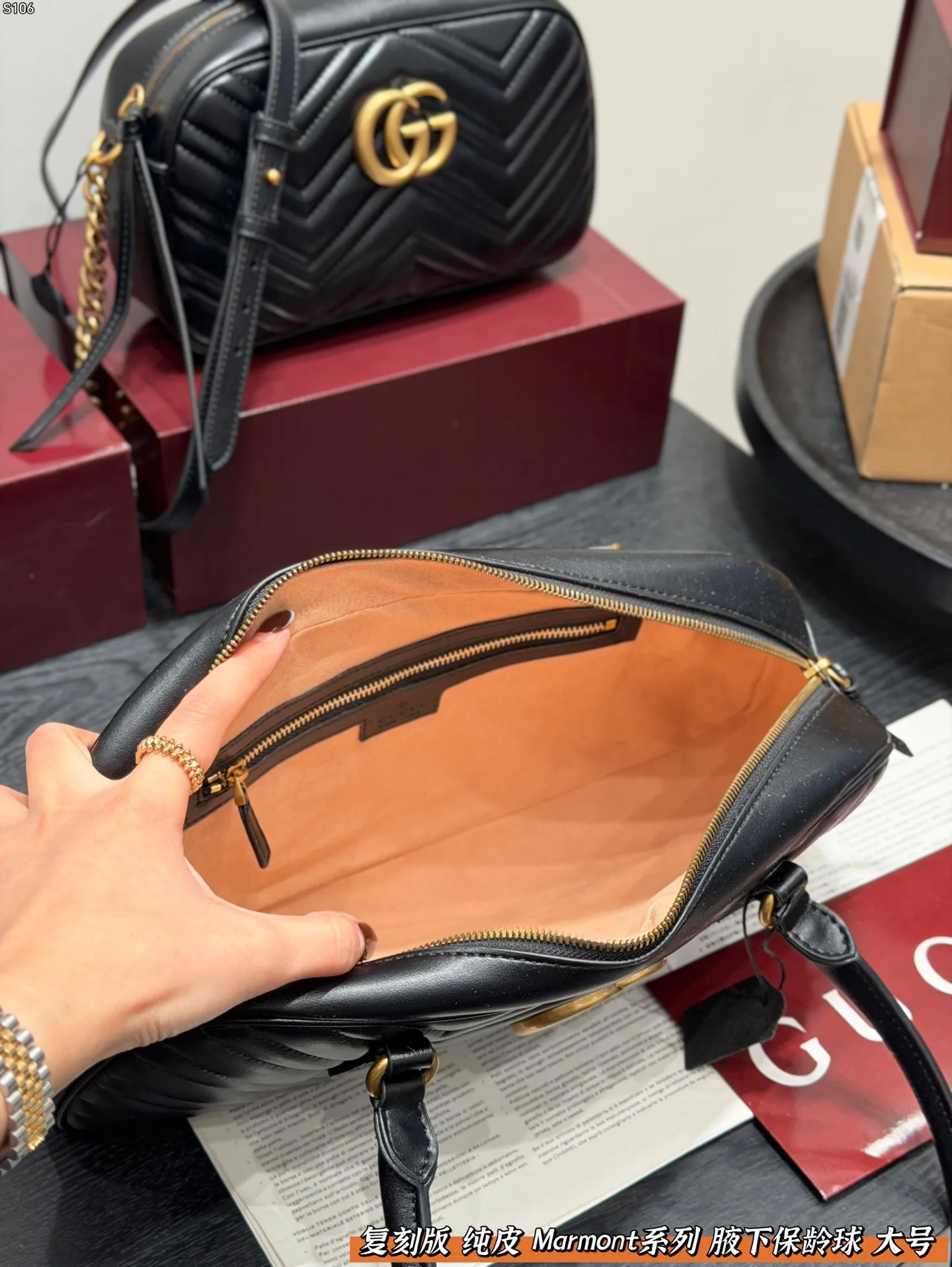 P150 礼盒包装🎁 复刻版 纯皮! Gucci GG Marmont保龄球包腋下马蒙包,黑色波浪纹绗缝皮革+金色双G标志,简约又超有辨识度。 手提or腋下背都OK,通勤,出街都很百搭!皮革柔软耐用,容量刚好,日常用品轻松装下。 尺寸 大号35*16cm