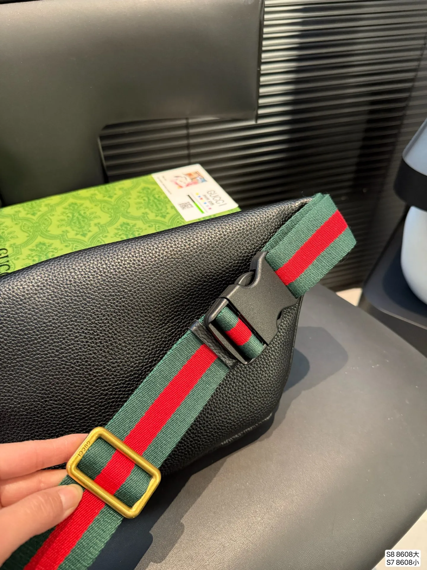 大号P90 小号P85 酷奇胸包 今年腰包胸包真的超级火 hot到不行的腰包|经典大牌明星同款 胸包重回时尚圈也不是一天两天的事情了，但没想到的是竟然越来越火 胸包不仅仅只是满足功能性的需求 更是为你的时髦度添砖加瓦 要说胸包最大的优点就是解放双手 把它挂在胸前百搭无压力 超多时髦的人都用它来凹造型了尺寸：大号38 23 小号31 17 货号8608