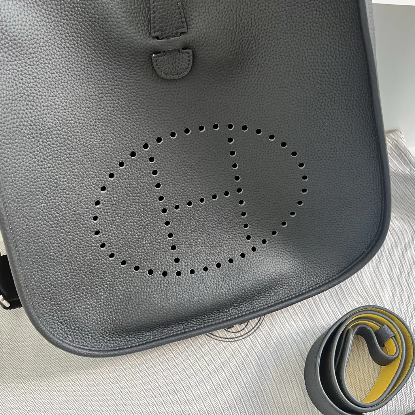 定制版29厘米💰258包邮‼️礼盒➕20 伊芙琳29cm慵懒的刚刚好! 都说这个包冷门,但实物真的越耐看 ,这款更休闲更飒,百搭随性,简约大气的慵懒感一下子拿捏住了!实用主义者必备大包!容量太nice啦👍 贴心的宽肩带可以减轻重量,放松肩膀~ 多种背法,男女都可驾驭! 更加适合高个子宝宝哦~随意一挎就能出门 尺寸:29×30×8cm