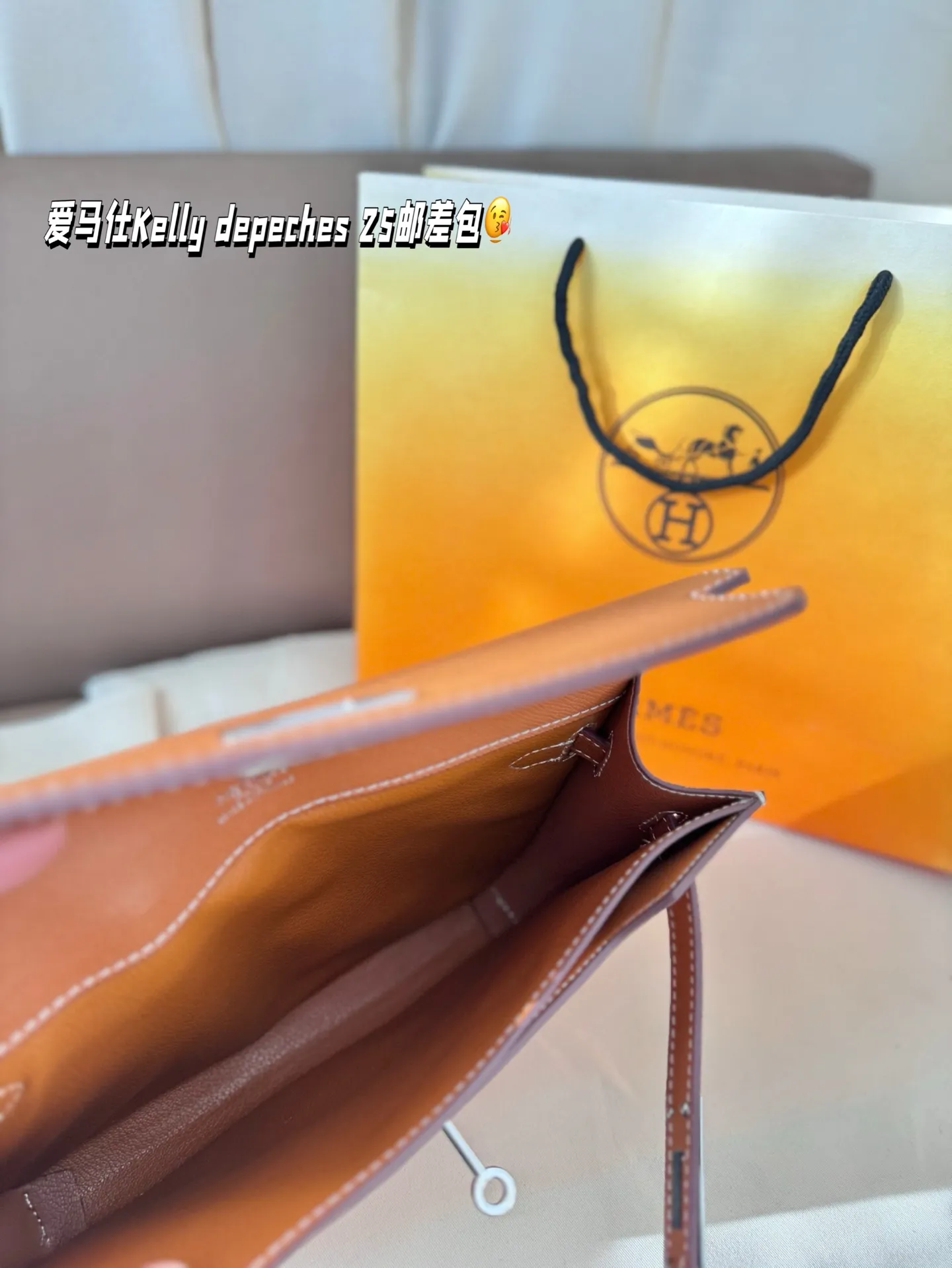 P210 配折叠盒 尺寸25.19cm 爱马仕Kelly depeches 25邮差包包,在Kelly系列里算是很好入手的一款 包包的容量挺大的,日常出门完全够用 3条带子可以自由转换👍