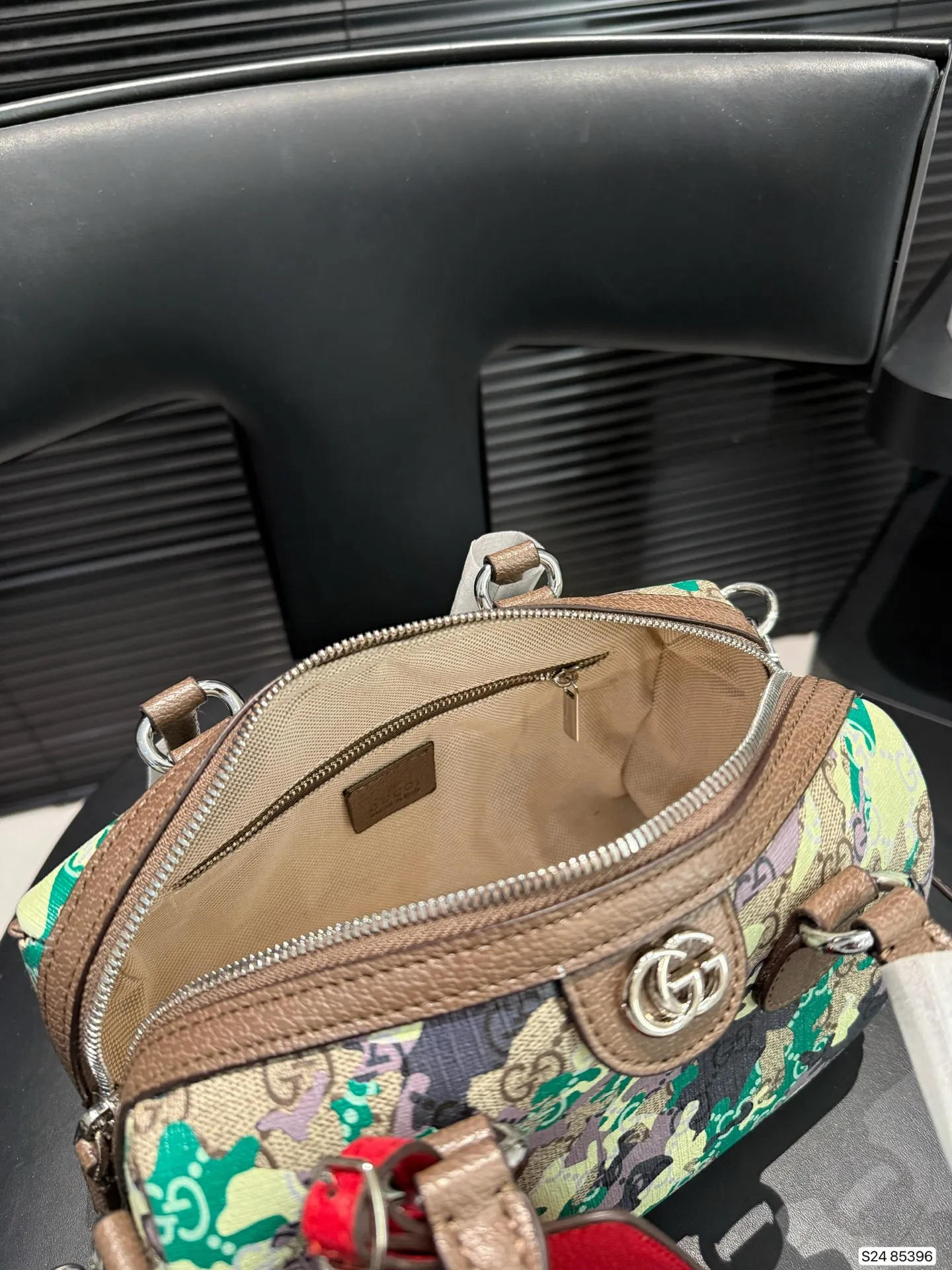 P170 Gucci迷彩GG波士顿包,包型小巧,拉链开合,日常通勤,休闲出街都超适合。是 Gucci迷彩系列热门单品,潮人出街必备! 尺寸85396 尺寸22 15