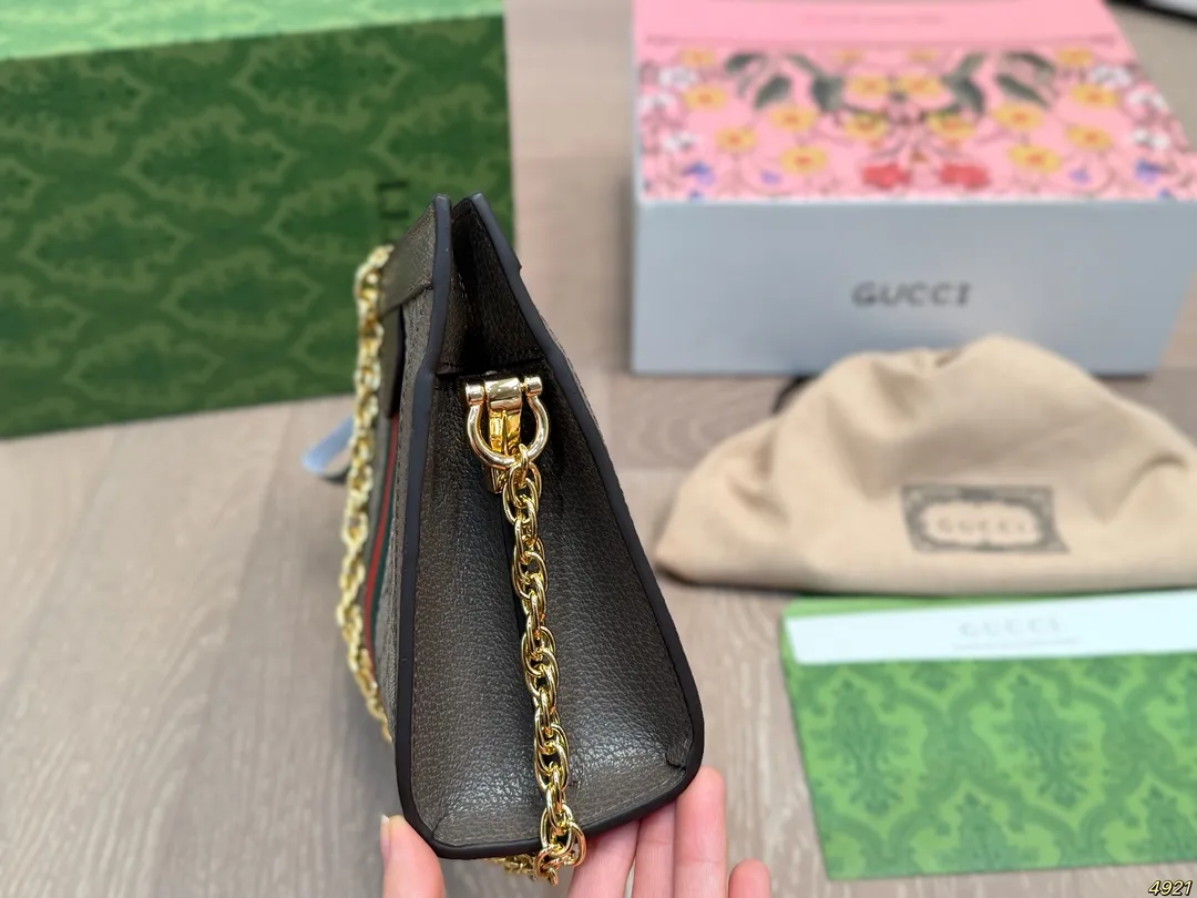 &yen;160飞机盒芯片版牛皮 原单专柜品质 夹子包 ｜Gucci Ophidia 夹子包 最新系列，链条包，配原版乌木色牛皮～这个款复古韵味特别浓，对版链条⛓，原版内里！上身效果也超赞，主要以精致特别的五金来提升整体质感。尺寸：26 17